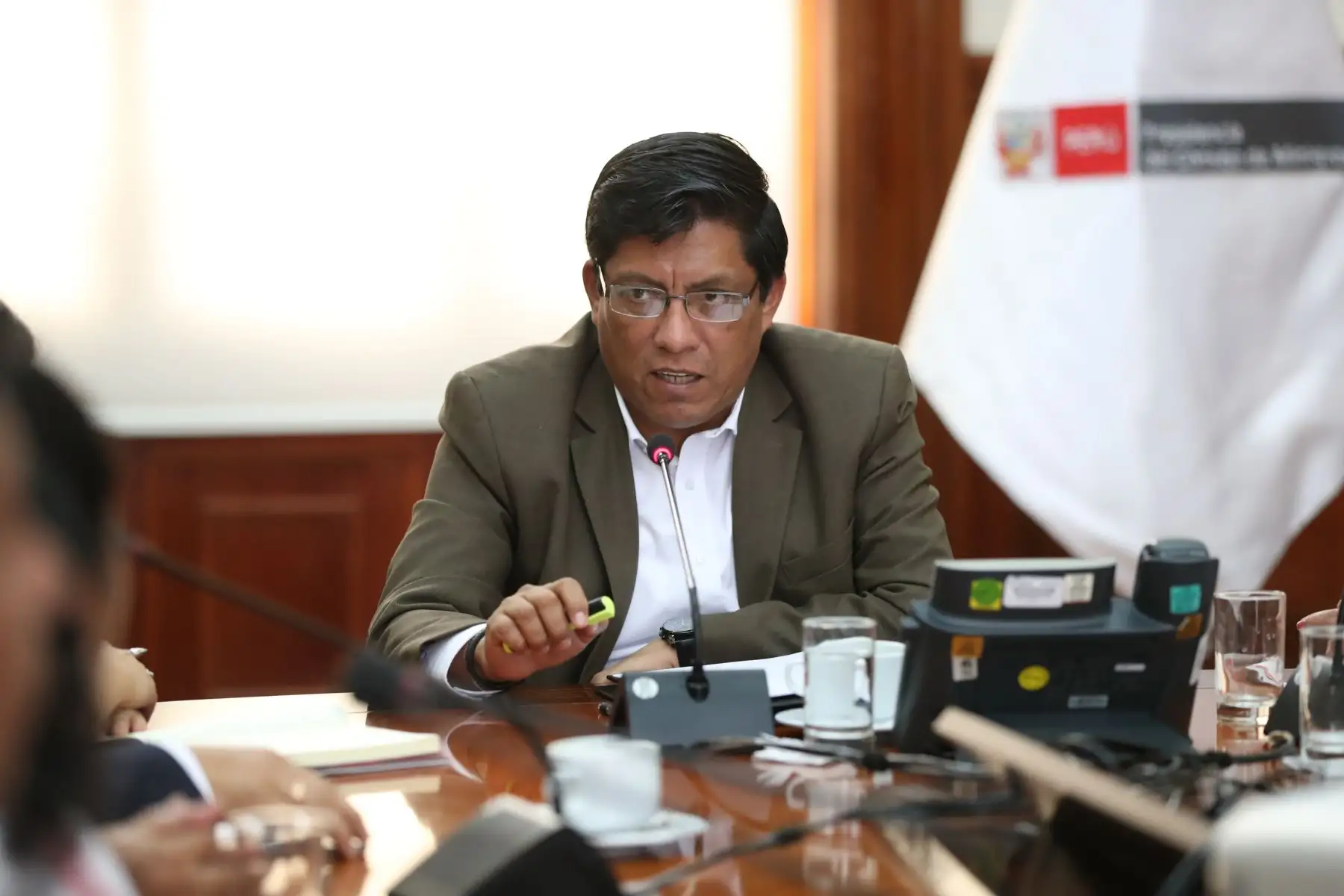 El presidente del Consejo de Ministros, Vicente Zeballos, se reunió con representantes de la Asociación Nacional de Familiares de Asesinados , Desaparecidos, Ejecutados (ANFADET) y la Coordinadora Nacional de Organizaciones de Afectados por la Violencia Política (CONAVIP).
Foto: ANDINA/PCM