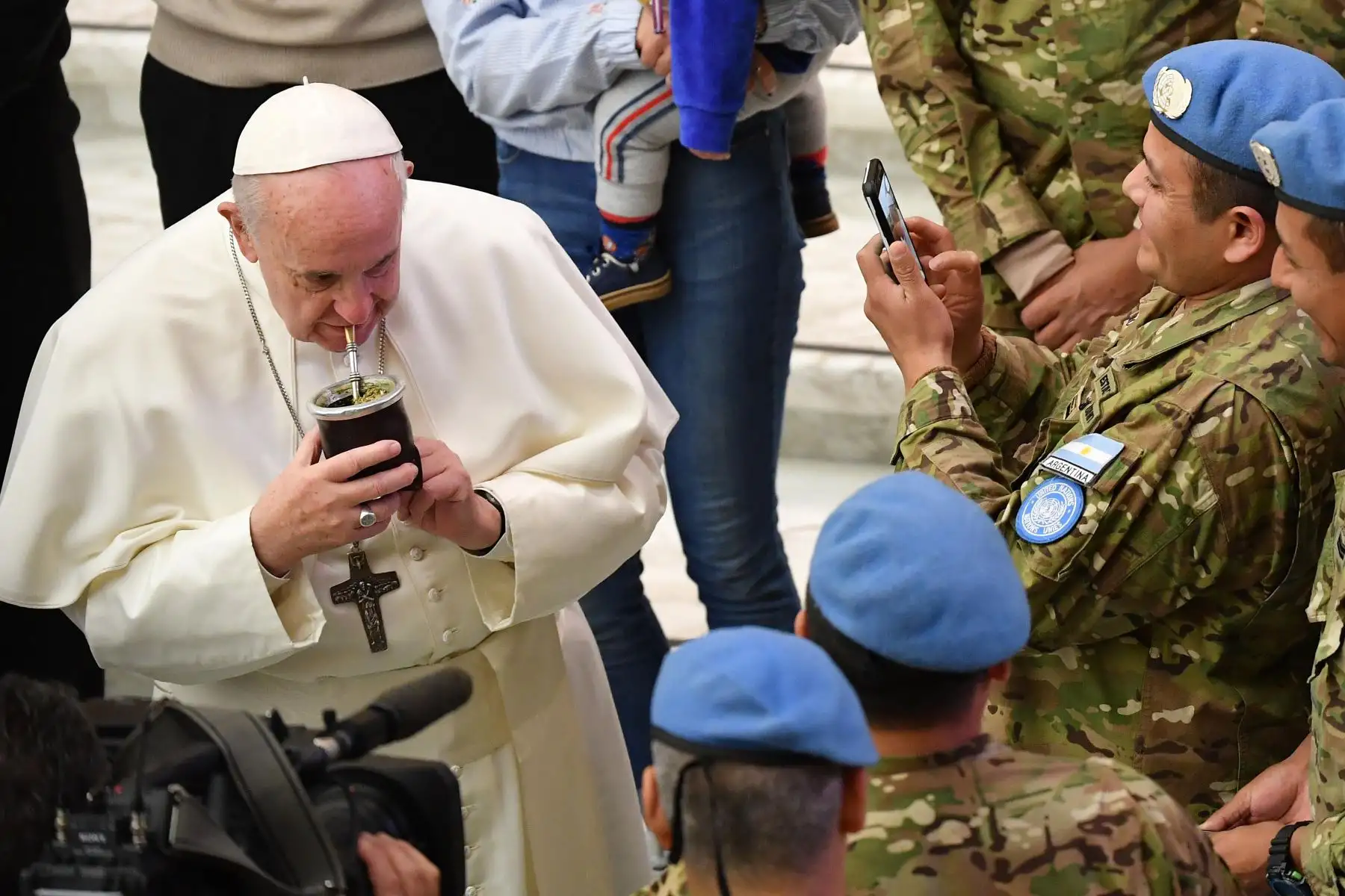 El Papa Francisco bebe mate, mientras se reúne con soldados argentinos de las Naciones Unidas en el Vaticano. Foto: AFP