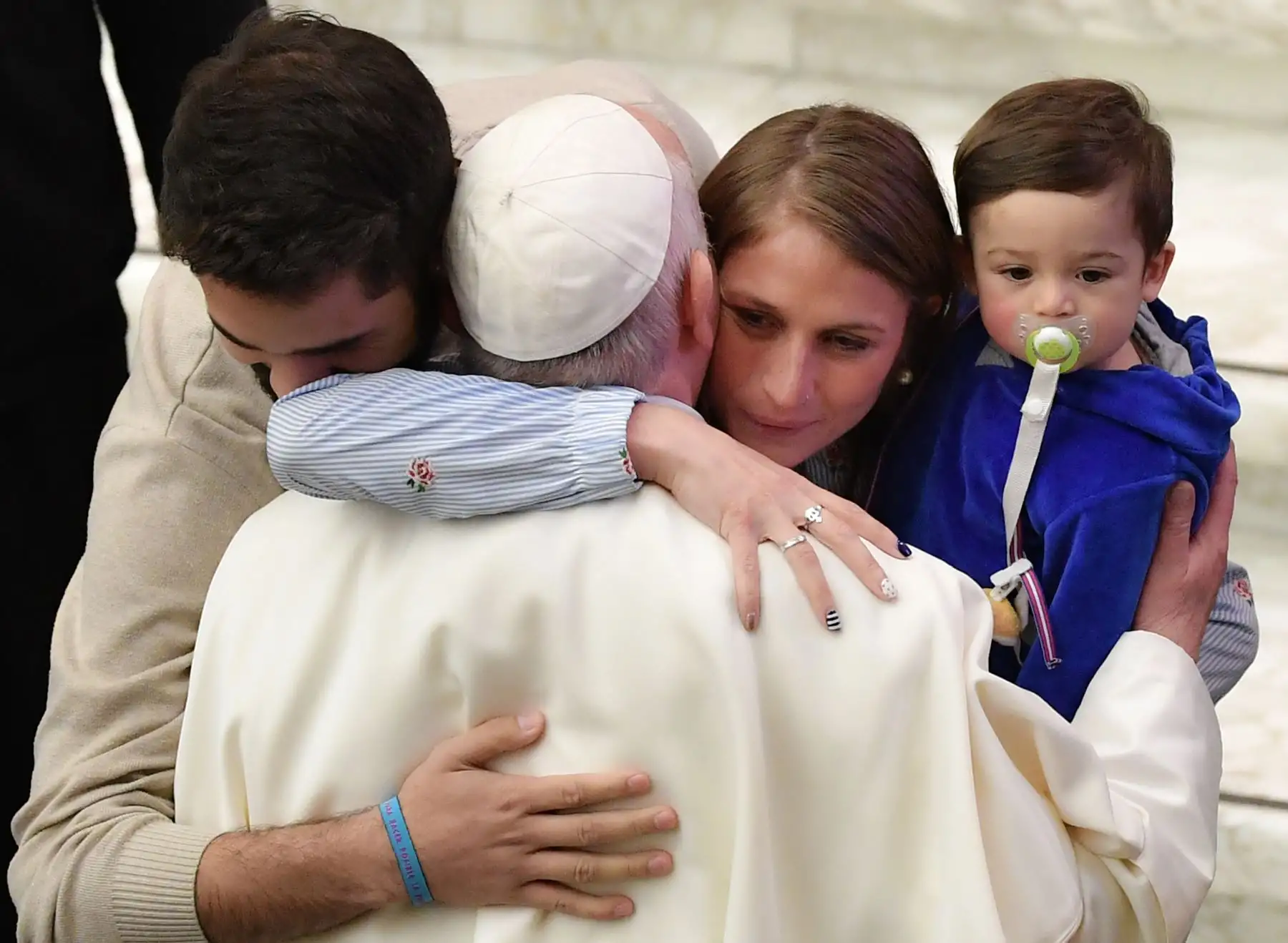El Papa Francisco abraza a una familia en el Vaticano. Foto: AFP