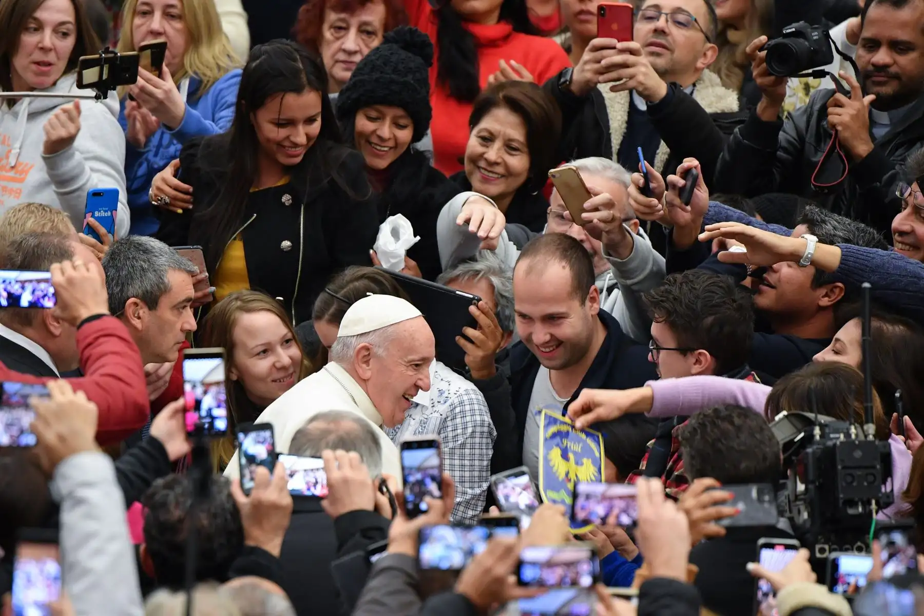 El Papa Francisco es recibido por fieles y asistentes cuando llega a la audiencia general en el Vaticano. Foto: AFP