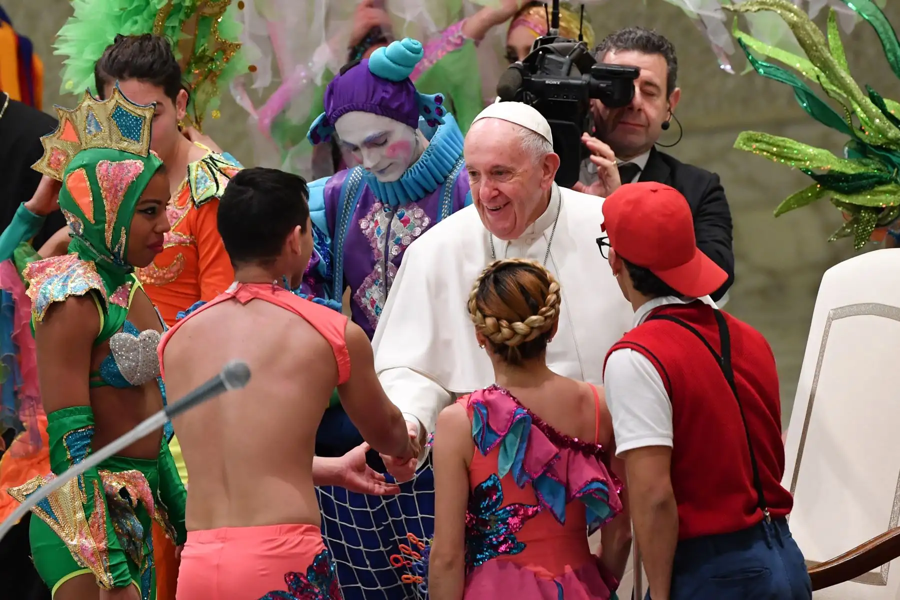 El Papa Francisco saluda a los artistas de un circo cubano que se presenta en el Vaticano. Foto: AFP