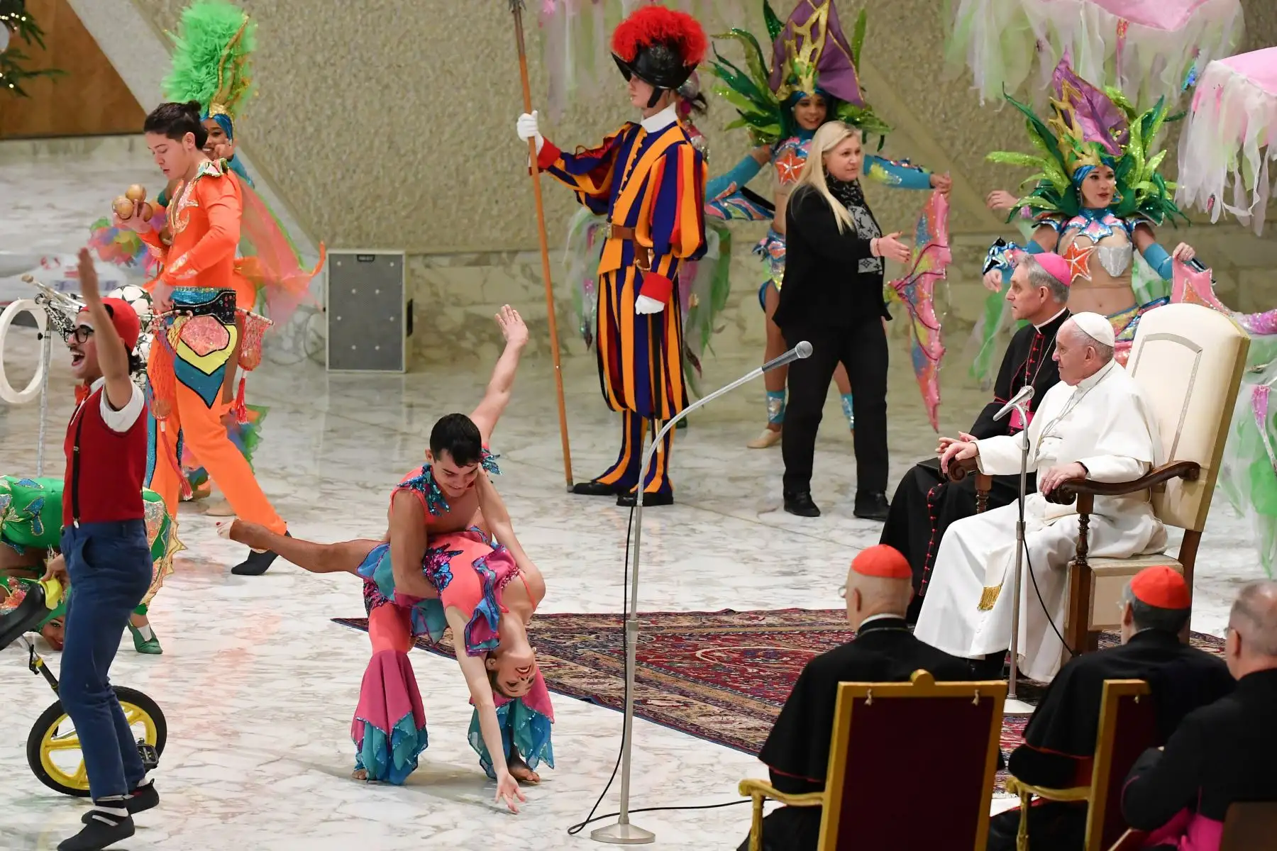 El Papa Francisco observa a los artistas de un circo cubano en el Vaticano. Foto: AFP