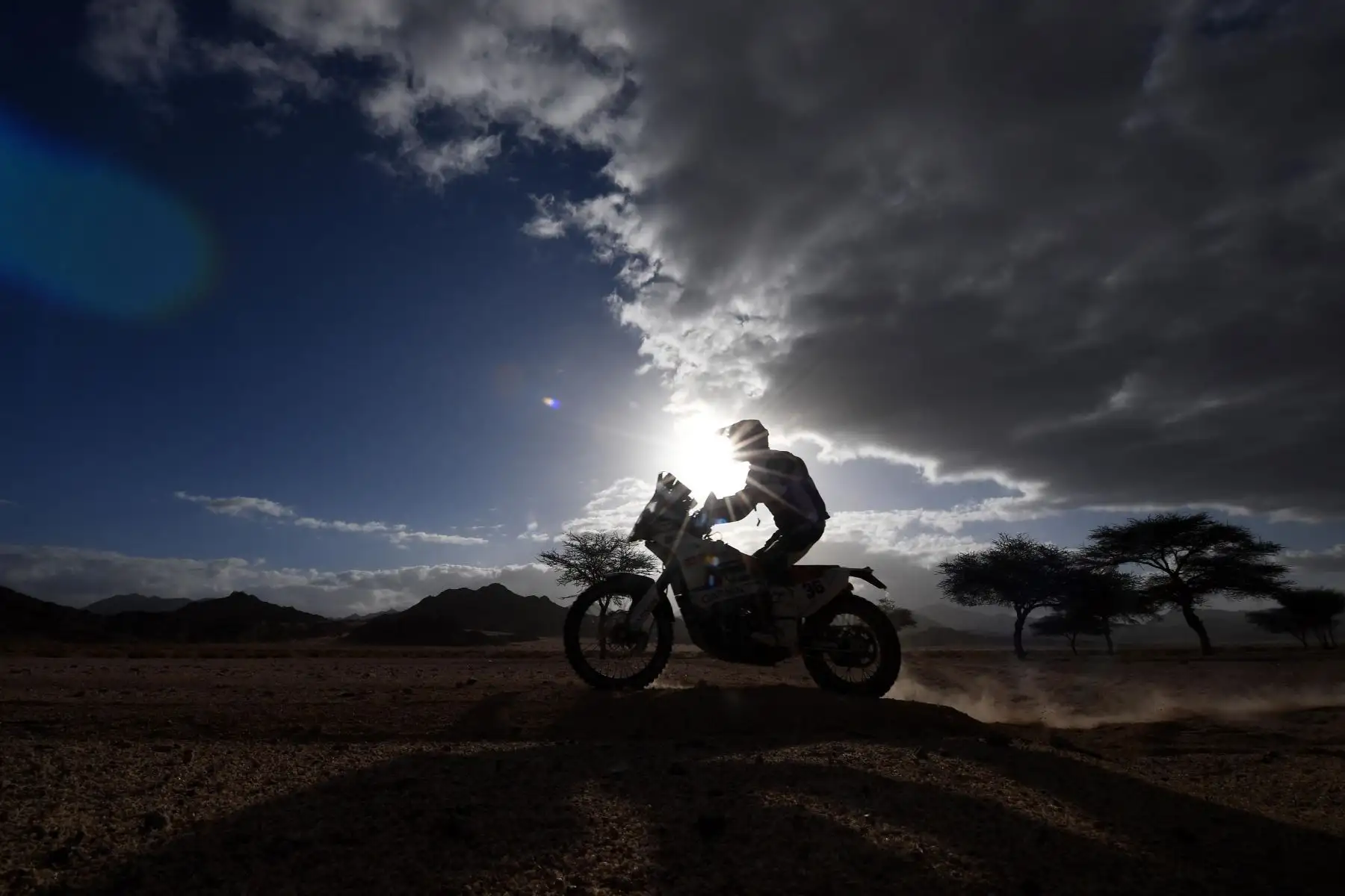 El motociclista británico Jamie Mccanney compite durante la Etapa 4 del Dakar 2020 en Arabia Saudita. Foto: AFP
