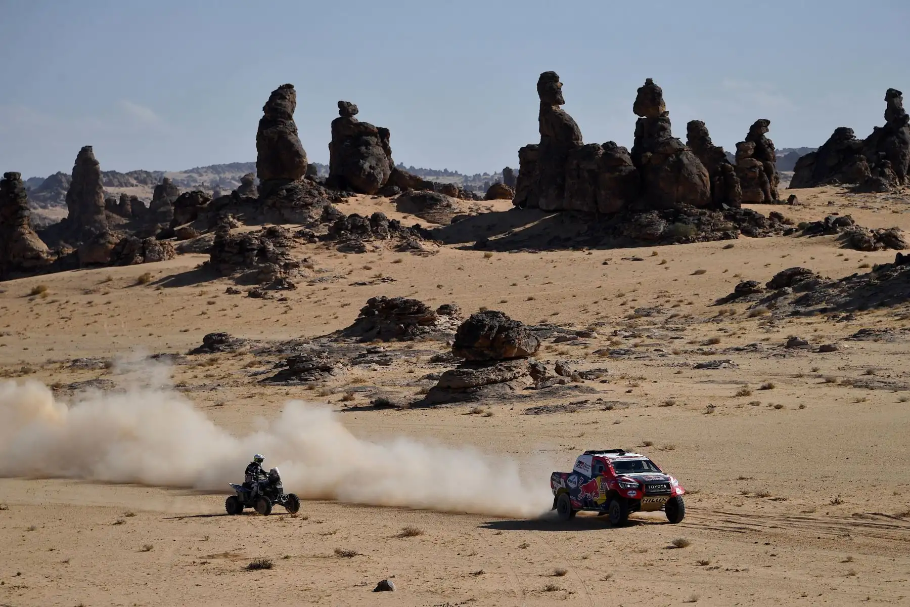 Los pilotos españoles de Mini, Carlos Sainz, y el copiloto Lucas Cruz compiten durante la Etapa 4 del Dakar 2020 en Arabia Saudita. Foto: AFP