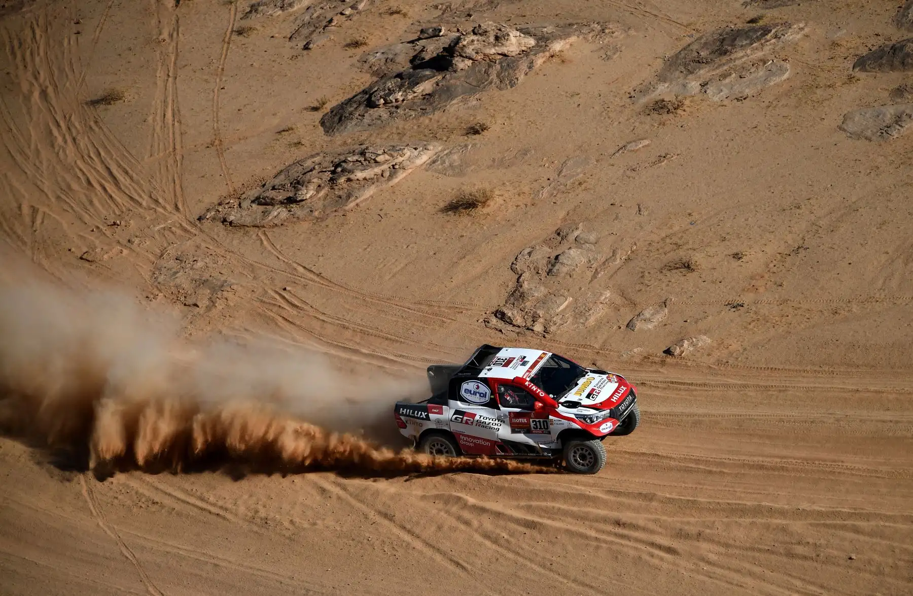 El piloto español de Toyota Fernando Alonso compite durante la Etapa 4 del Dakar 2020 en Arabia Saudita. Foto: AFP