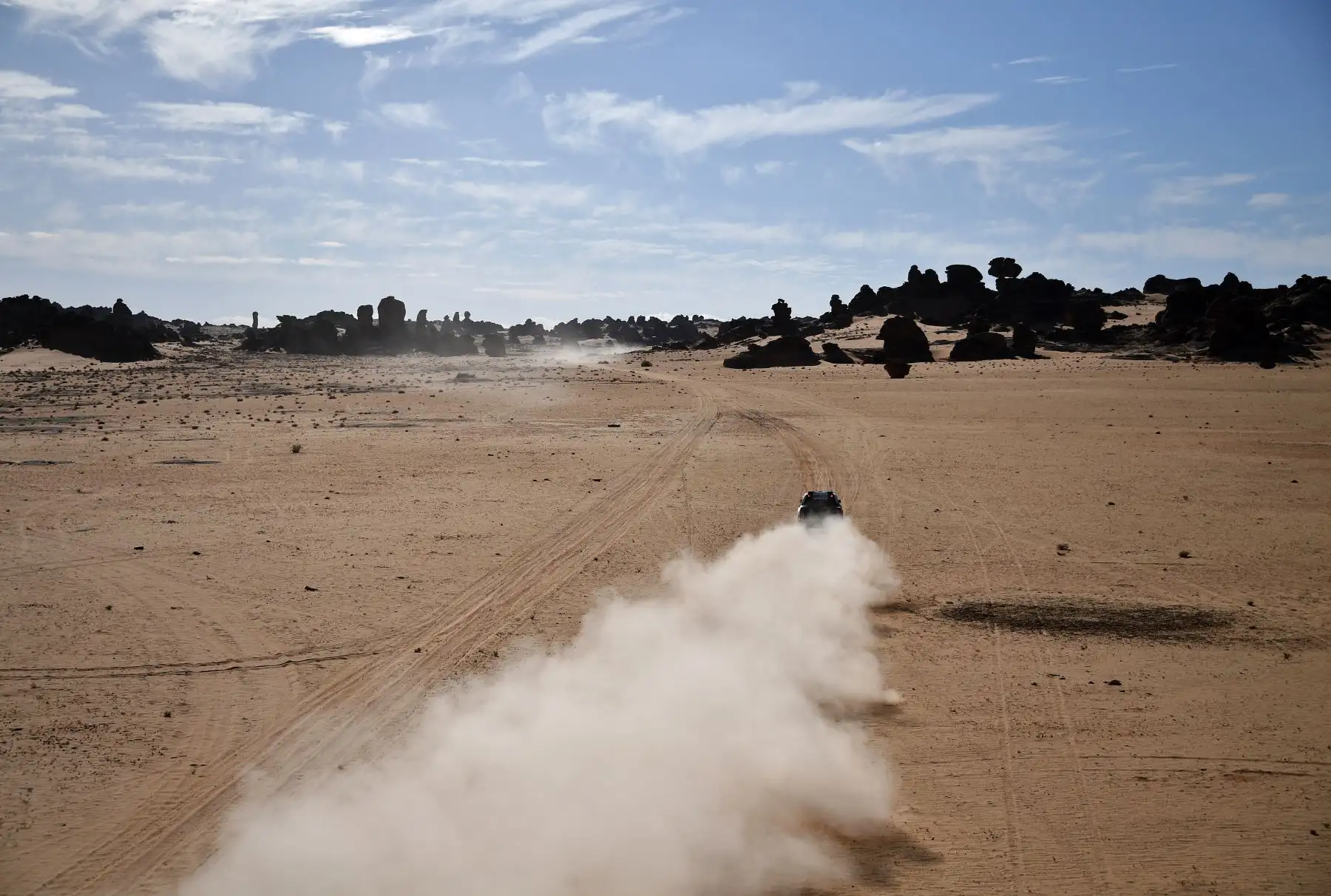 El piloto de Toyota, Nasser Al-Attiyah de Qatar y su copiloto francés Mathieu Baumel compiten durante la Etapa 4 del Dakar 2020 en Arabia Saudita. Foto: AFP