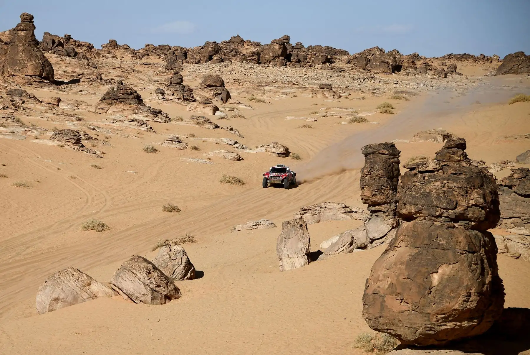 El piloto francés de Mini, Stephane Peterhansel, y su copiloto portugués Paulo Fiuza compiten durante la Etapa 4 en Arabia Saudita. Foto: AFP
