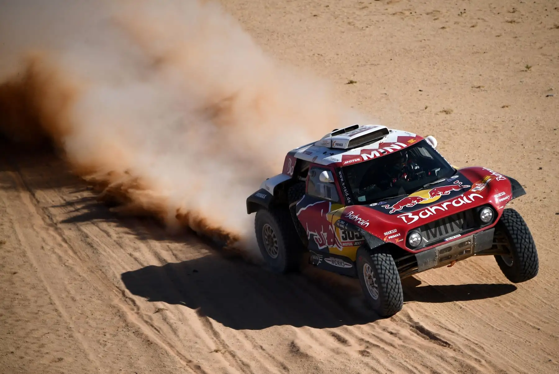 Los pilotos españoles de Mini, Carlos Sainz, y el copiloto Lucas Cruz compiten durante la Etapa 4 del Dakar 2020 en Arabia Saudita. Foto: AFP