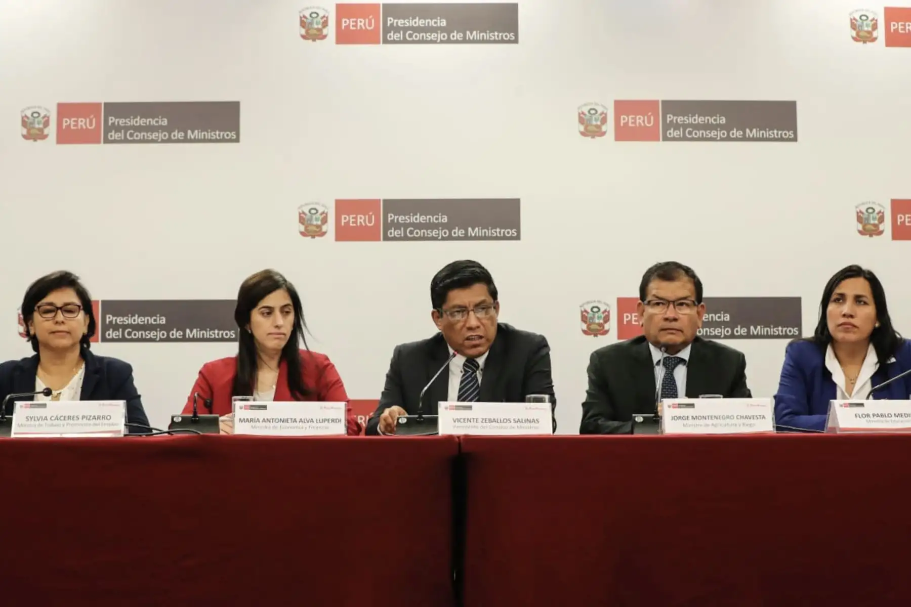 Conferencia de prensa del Presidente del Consejo de Ministros , Vincente Zeballos junto a ministros de los sectores Trabajo,Economía, Agricultura y Educación para brindar alcances sobre los acuerdos adoptados hoy durante la sesión del Consejo de Ministros.
Foto: ANDINA/PCM