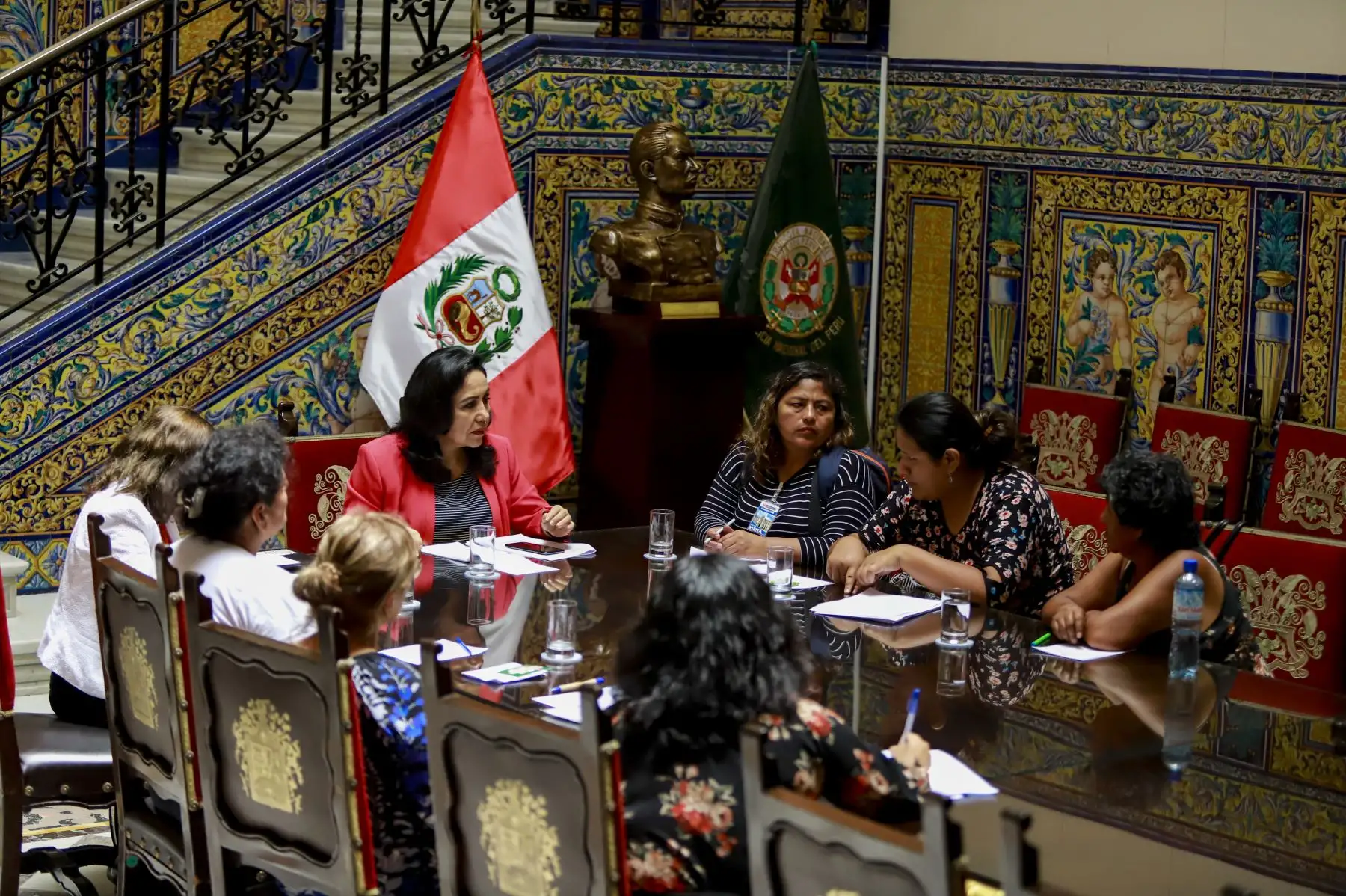 La ministra de la Mujer, Gloria Montenegro y viceministra de Poblaciones Vulnerables, Cecilia Aldave, se reunieron en Palacio con miembros del colectivo “Familias Unidas por Justicia: Ni una asesinada más", conformado por familiares de víctimas de feminicidio.
Foto: ANDINA/Difusión