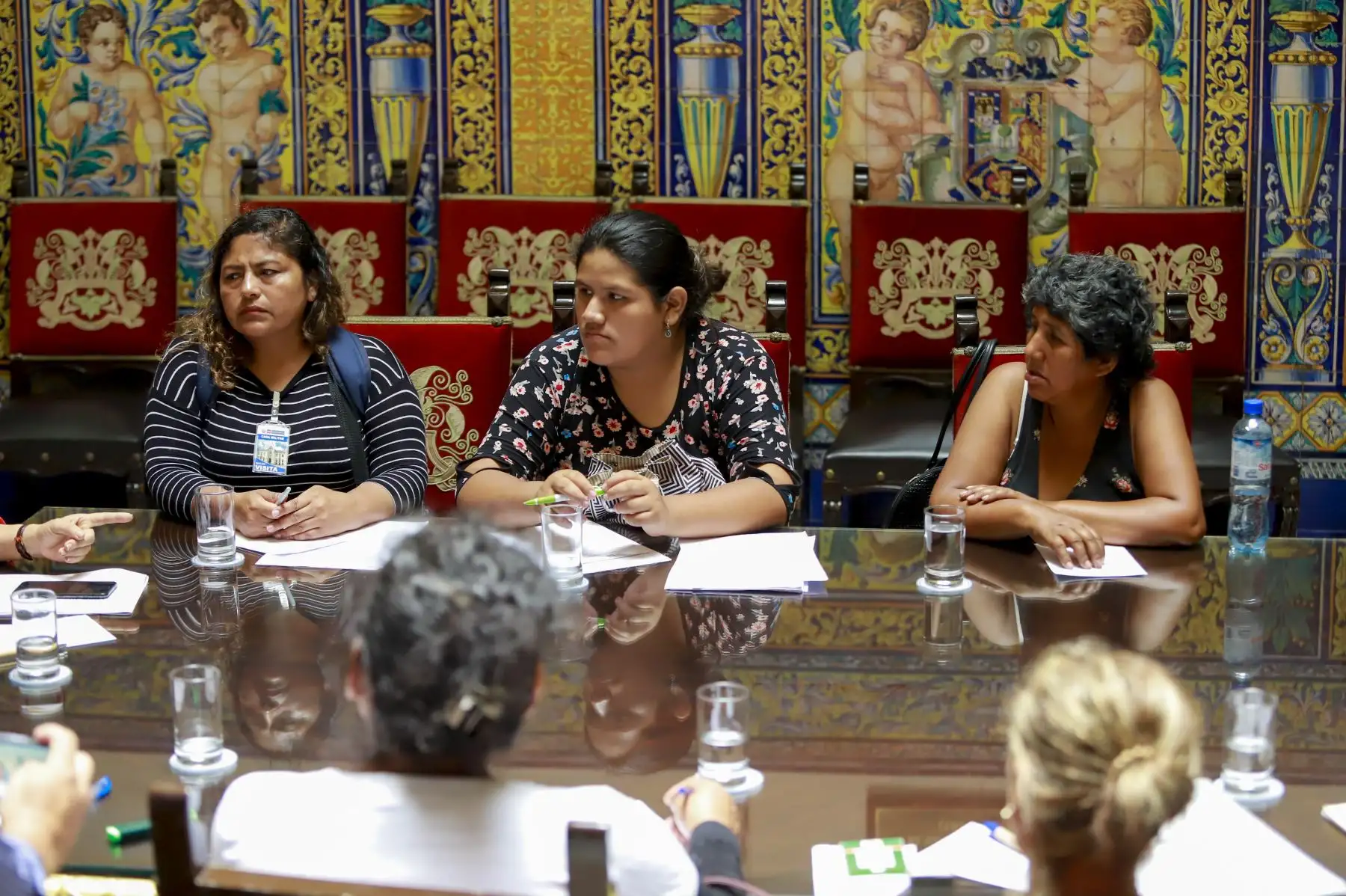 La ministra de la Mujer, Gloria Montenegro y viceministra de Poblaciones Vulnerables, Cecilia Aldave, se reunieron en Palacio con miembros del colectivo “Familias Unidas por Justicia: Ni una asesinada más", conformado por familiares de víctimas de feminicidio.
Foto: ANDINA/Difusión