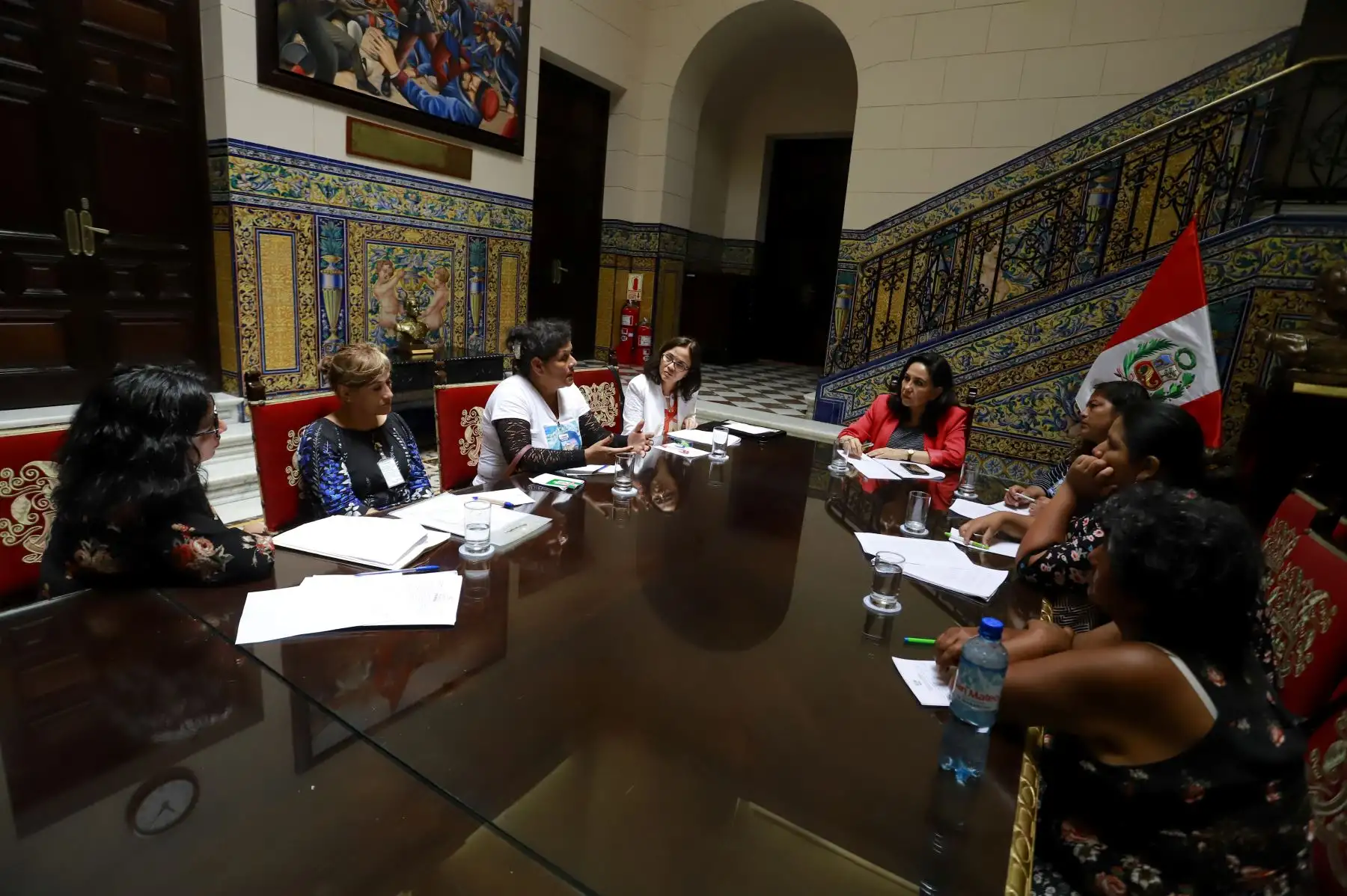 La ministra de la Mujer, Gloria Montenegro y viceministra de Poblaciones Vulnerables, Cecilia Aldave, se reunieron en Palacio con miembros del colectivo “Familias Unidas por Justicia: Ni una asesinada más ", conformado por familiares de víctimas de feminicidio.
Foto: ANDINA/Difusión