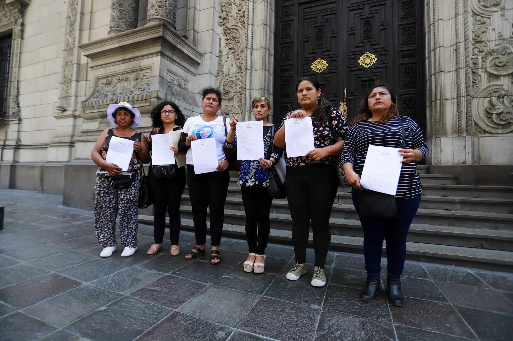 La ministra de la Mujer, Gloria Montenegro y viceministra de Poblaciones Vulnerables, Cecilia Aldave, se reunieron en Palacio con miembros del colectivo “Familias Unidas por Justicia: Ni una asesinada más", conformado por familiares de víctimas de feminicidio.
Foto: ANDINA/Difusión