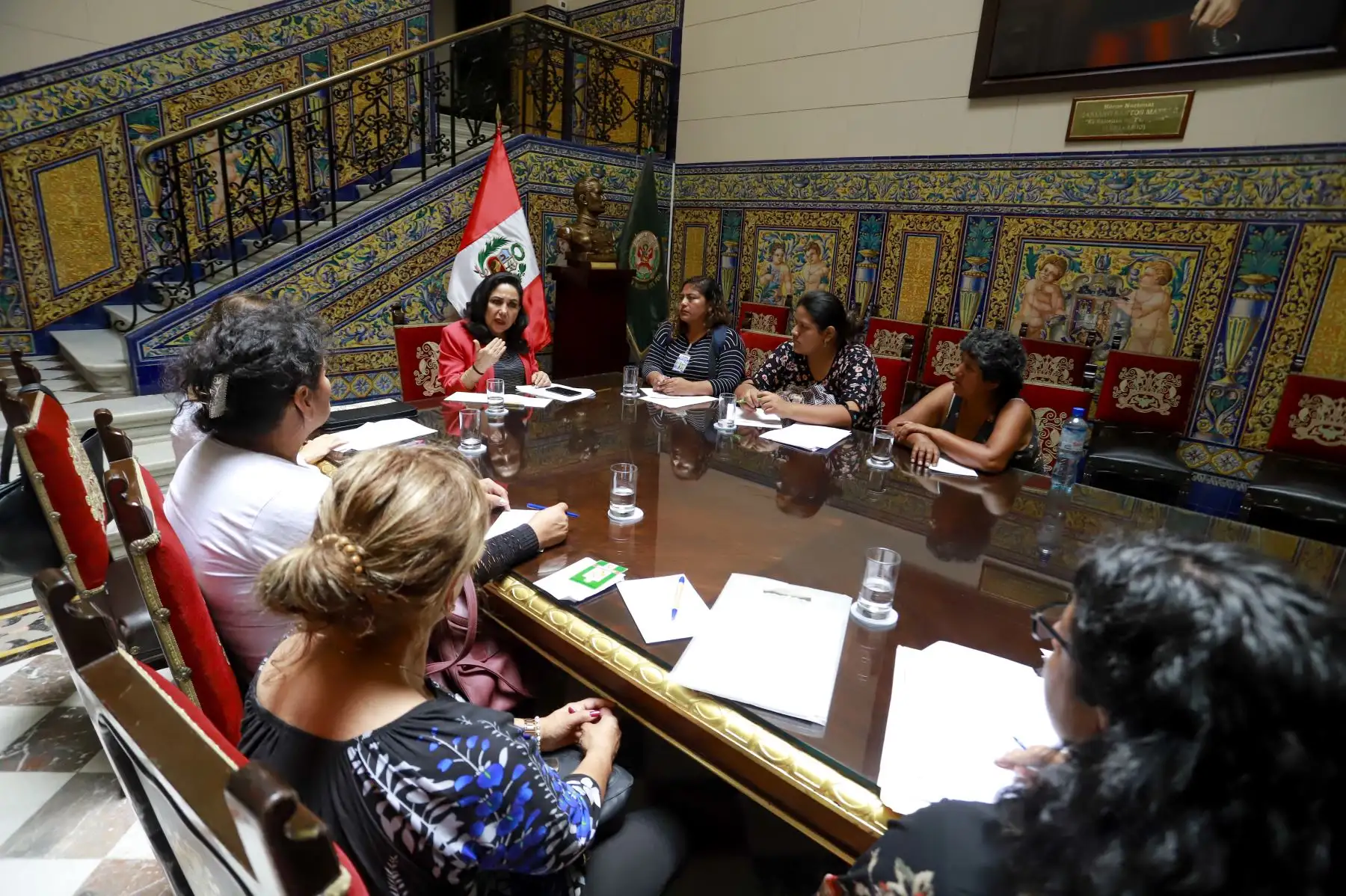 La ministra de la Mujer, Gloria Montenegro y viceministra de Poblaciones Vulnerables, Cecilia Aldave, se reunieron en Palacio con miembros del colectivo “Familias Unidas por Justicia: Ni una asesinada más ", conformado por familiares de víctimas de feminicidio.
Foto: ANDINA/Difusión