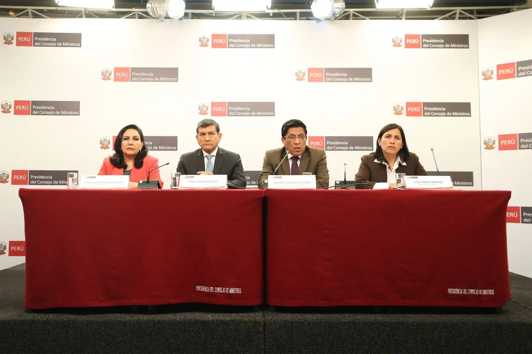 Conferencia de prensa del Presidente del Consejo de Ministros , Vicente Zeballos junto a varios ministros para brindar alcances sobre los acuerdos adoptados hoy durante la sesión del Consejo de Ministros.
Foto: ANDINA/PCM