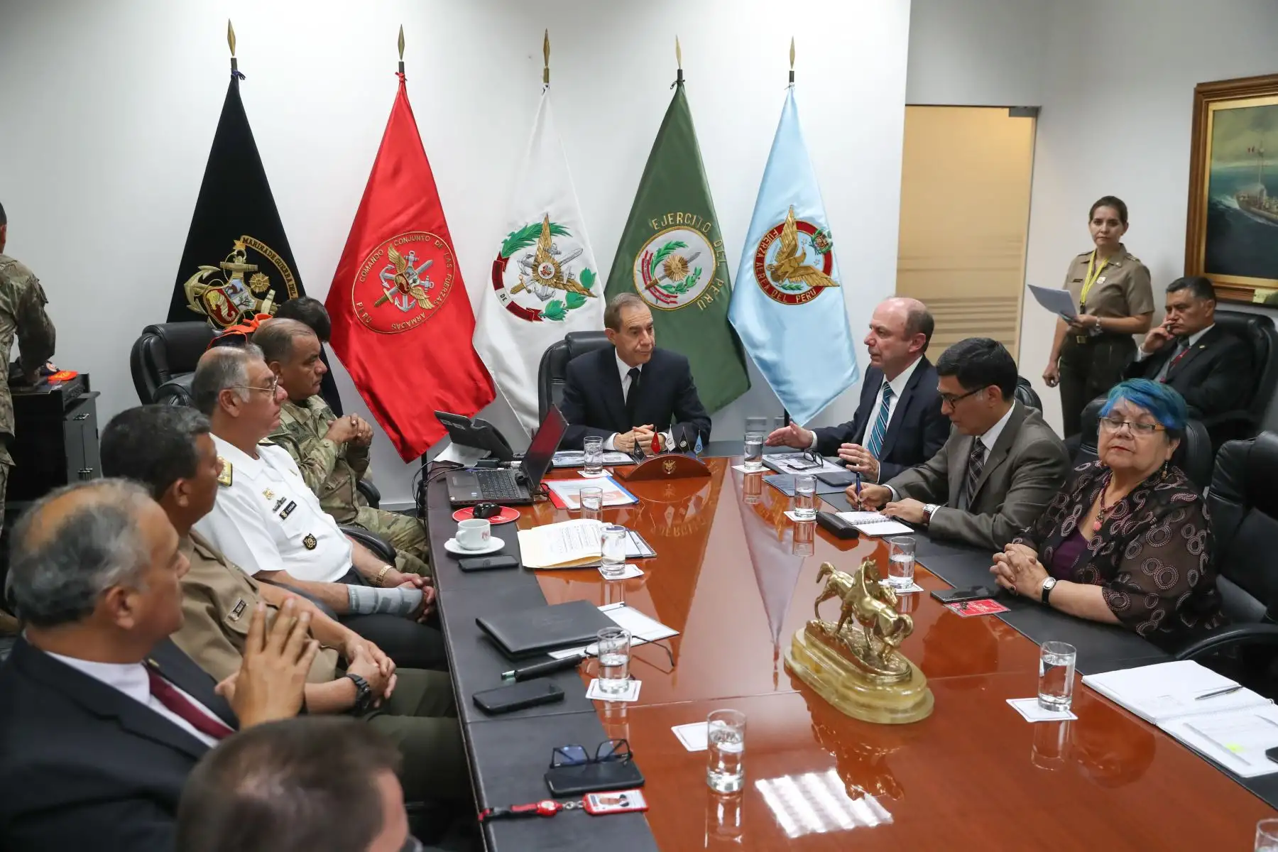Ministro de Defensa, Walter Martos y el jefe del ONPE, Manuel Cox sostuvieron una reunión de trabajo para coordinar la seguridad durante el proceso electoral.
Foto: Difusión Mindef