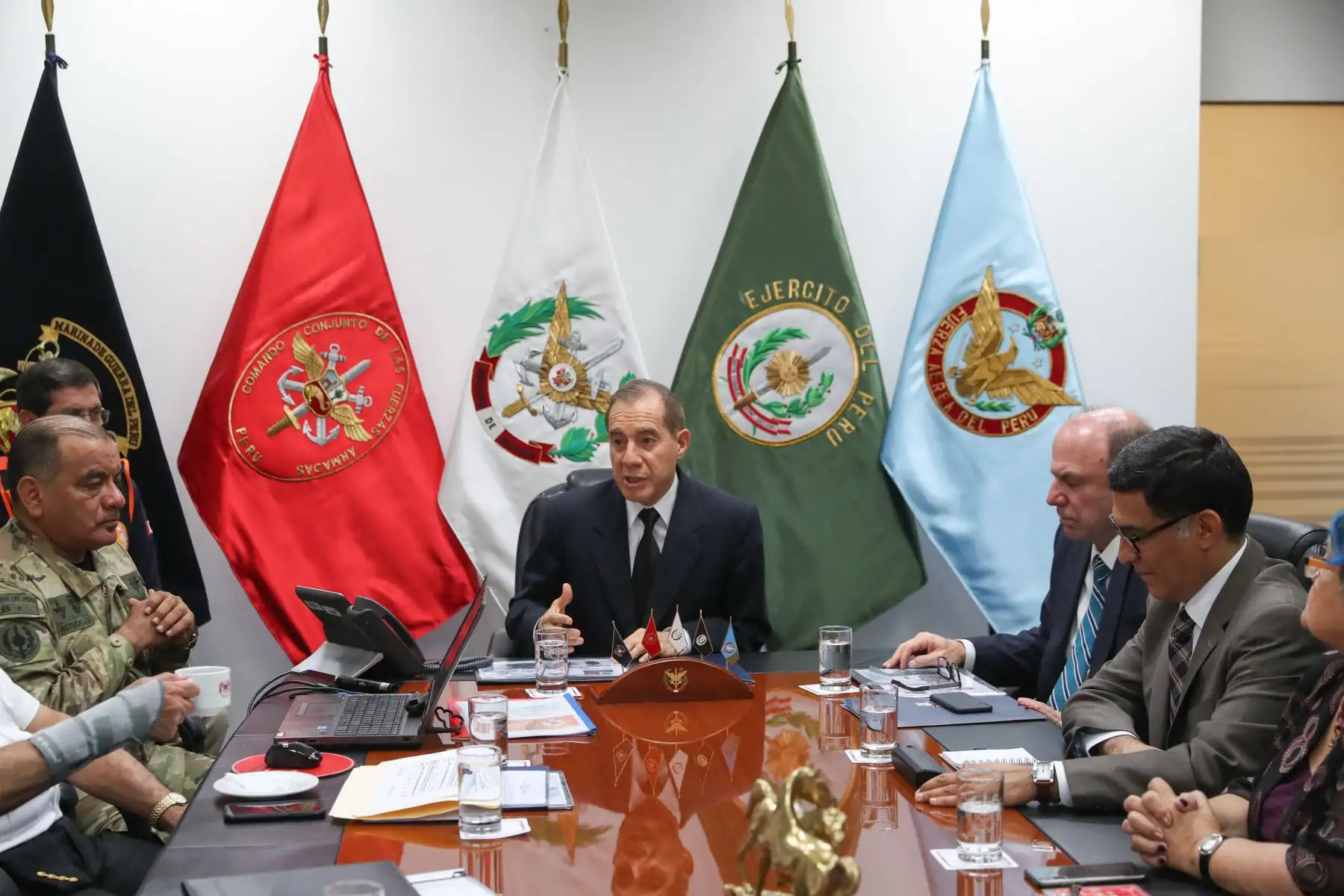 Ministro de Defensa, Walter Martos y el jefe del ONPE, Manuel Cox sostuvieron una reunión de trabajo para coordinar la seguridad durante el proceso electoral.
Foto: Difusión Mindef