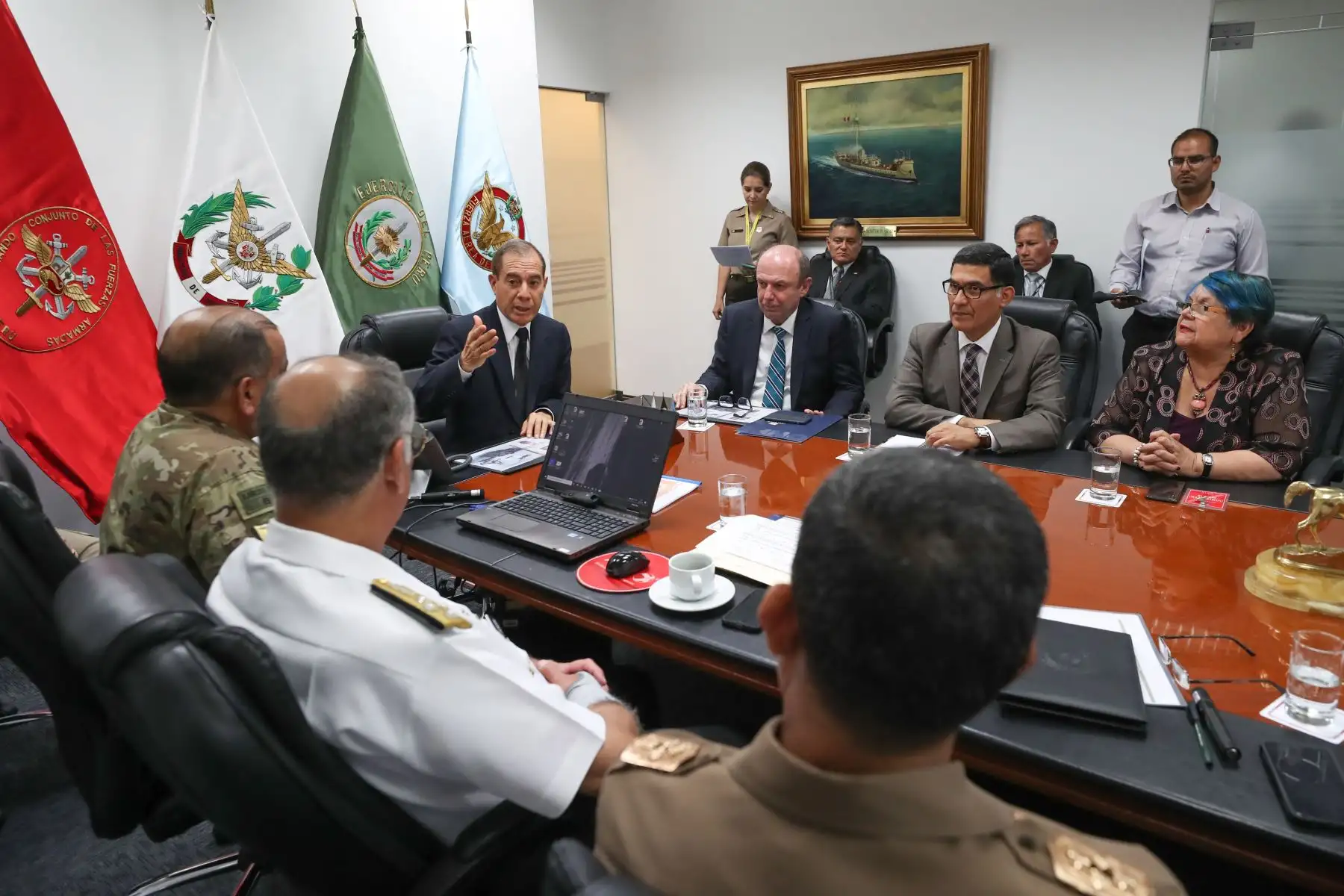 Ministro de Defensa, Walter Martos y el jefe del ONPE, Manuel Cox sostuvieron una reunión de trabajo para coordinar la seguridad durante el proceso electoral.
Foto: Difusión Mindef