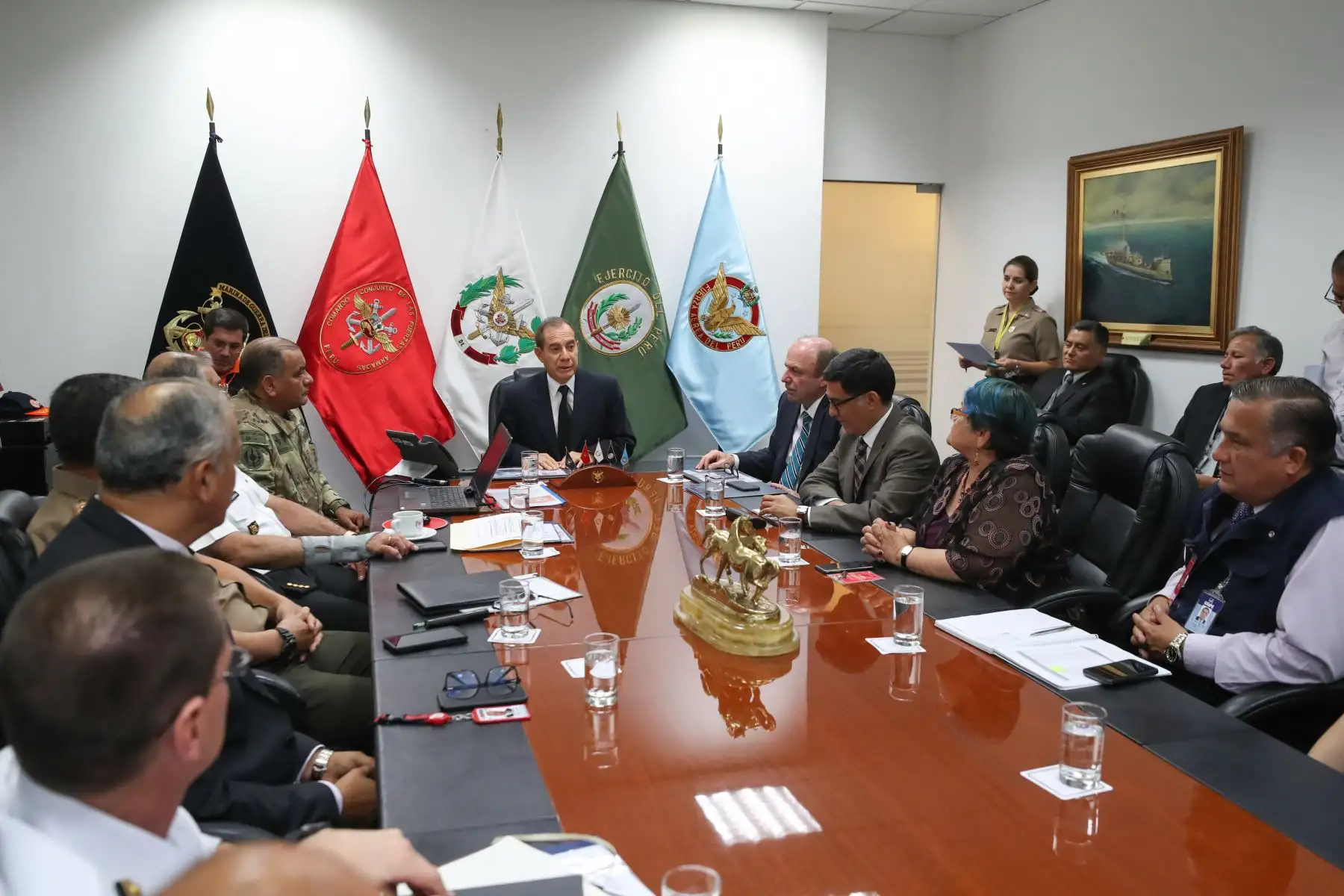 Ministro de Defensa, Walter Martos y el jefe del ONPE, Manuel Cox sostuvieron una reunión de trabajo para coordinar la seguridad durante el proceso electoral.
Foto: Difusión Mindef