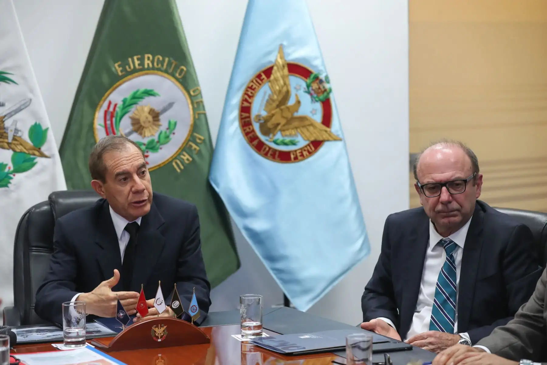 Ministro de Defensa, Walter Martos y el jefe del ONPE, Manuel Cox sostuvieron una reunión de trabajo para coordinar la seguridad durante el proceso electoral.
Foto: Difusión Mindef