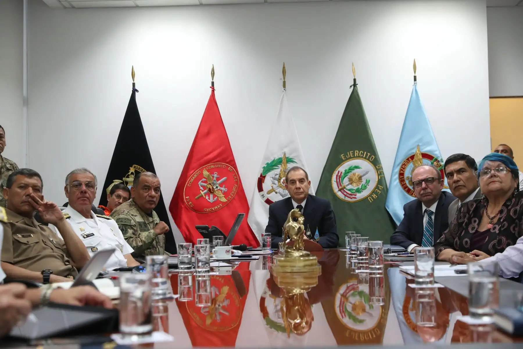 Ministro de Defensa, Walter Martos y el jefe del ONPE, Manuel Cox sostuvieron una reunión de trabajo para coordinar la seguridad durante el proceso electoral.
Foto: Difusión Mindef
