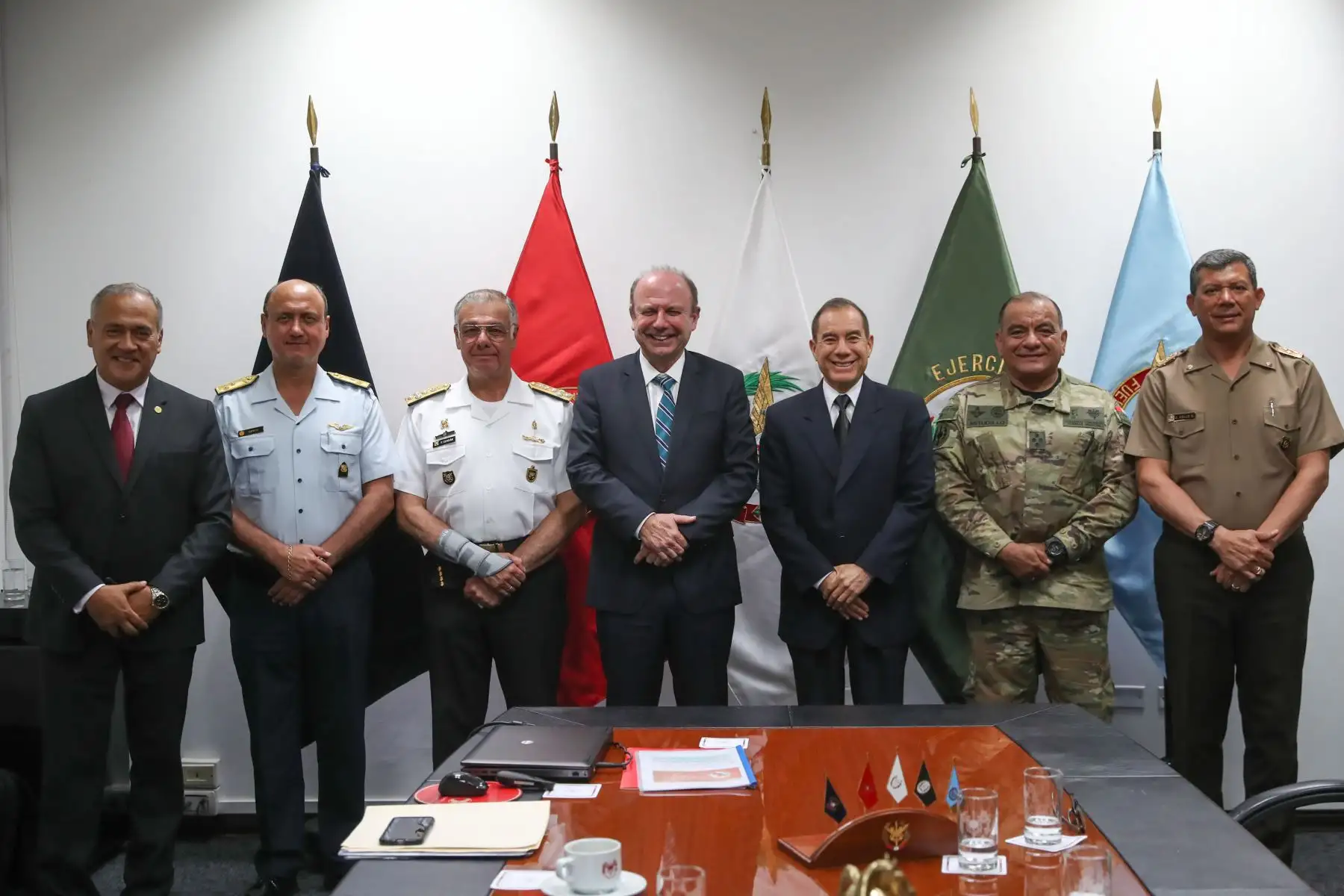 Ministro de Defensa, Walter Martos y el jefe del ONPE, Manuel Cox sostuvieron una reunión de trabajo para coordinar la seguridad durante el proceso electoral.
Foto: Difusión Mindef