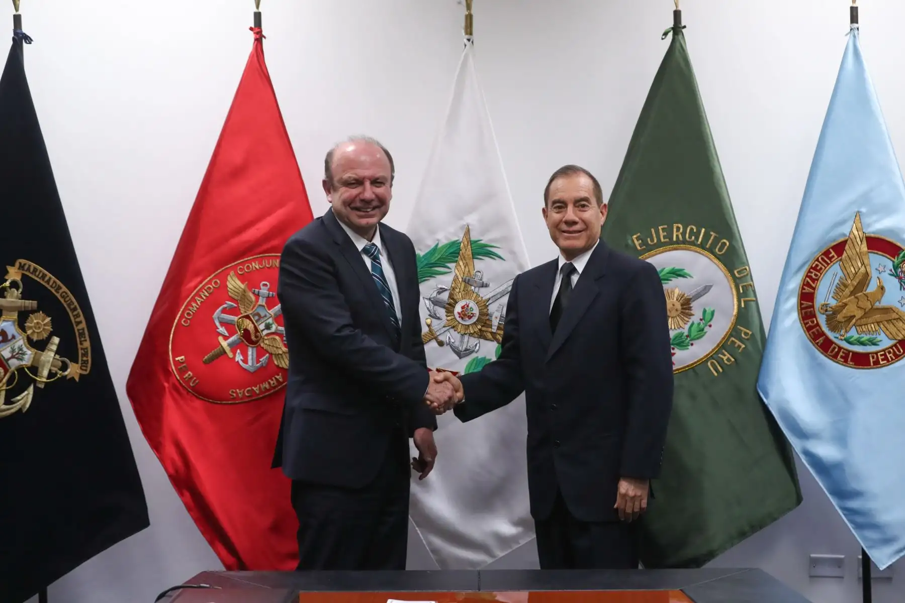 Ministro de Defensa, Walter Martos y el jefe del ONPE, Manuel Cox sostuvieron una reunión de trabajo para coordinar la seguridad durante el proceso electoral.
Foto: Difusión Mindef