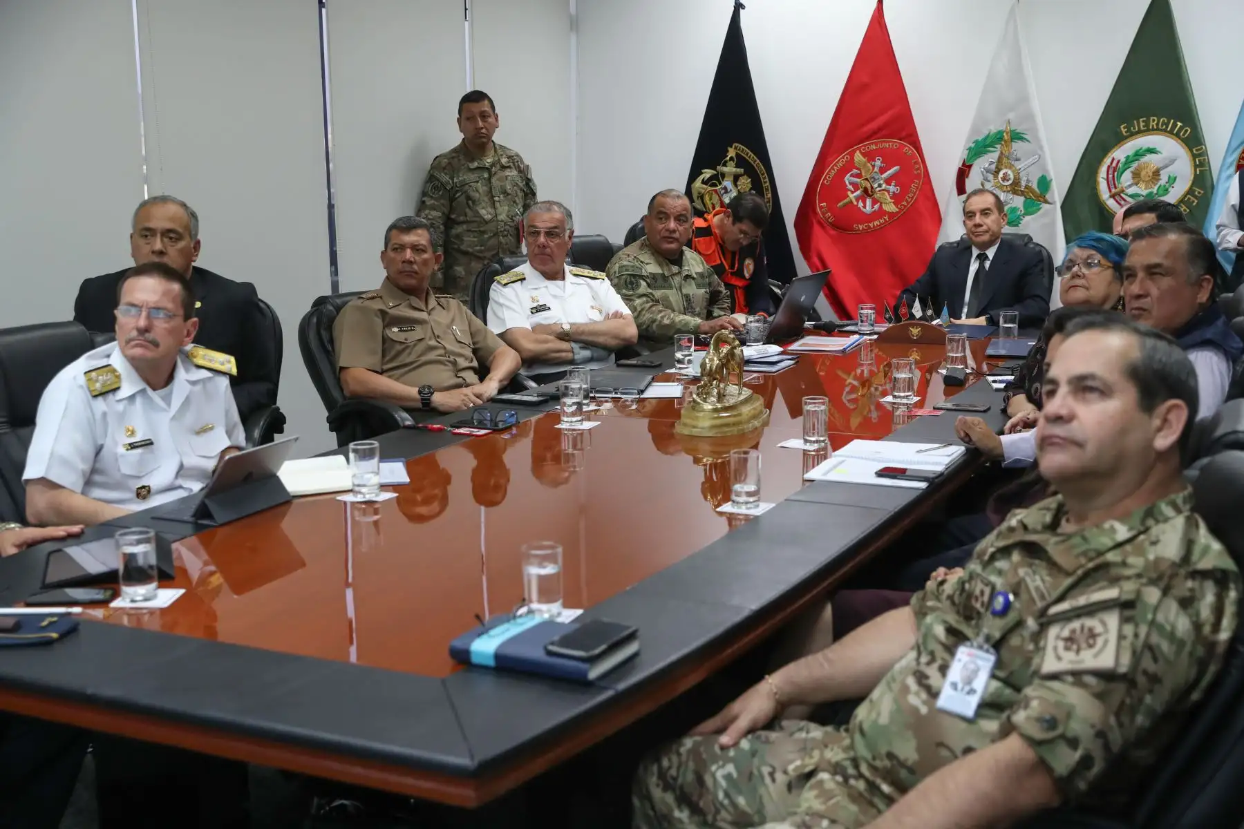 Ministro de Defensa, Walter Martos y el jefe del ONPE, Manuel Cox sostuvieron una reunión de trabajo para coordinar la seguridad durante el proceso electoral.
Foto: Difusión Mindef