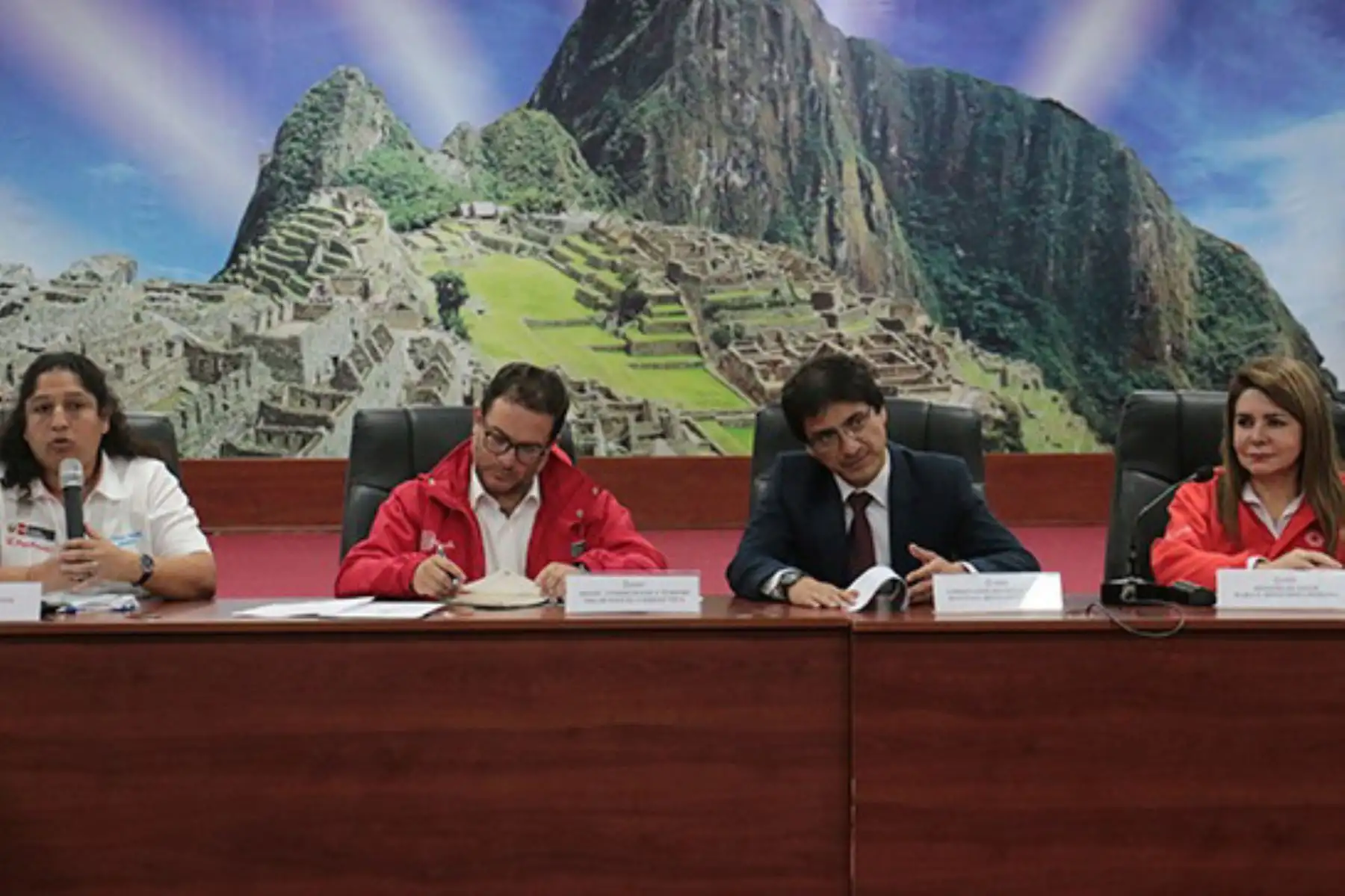La titular del Minsa, Elizabeth Hinostroza, articipó en la reunión del Centro de Operaciones de Emergencia Regional (COER) Cusco.