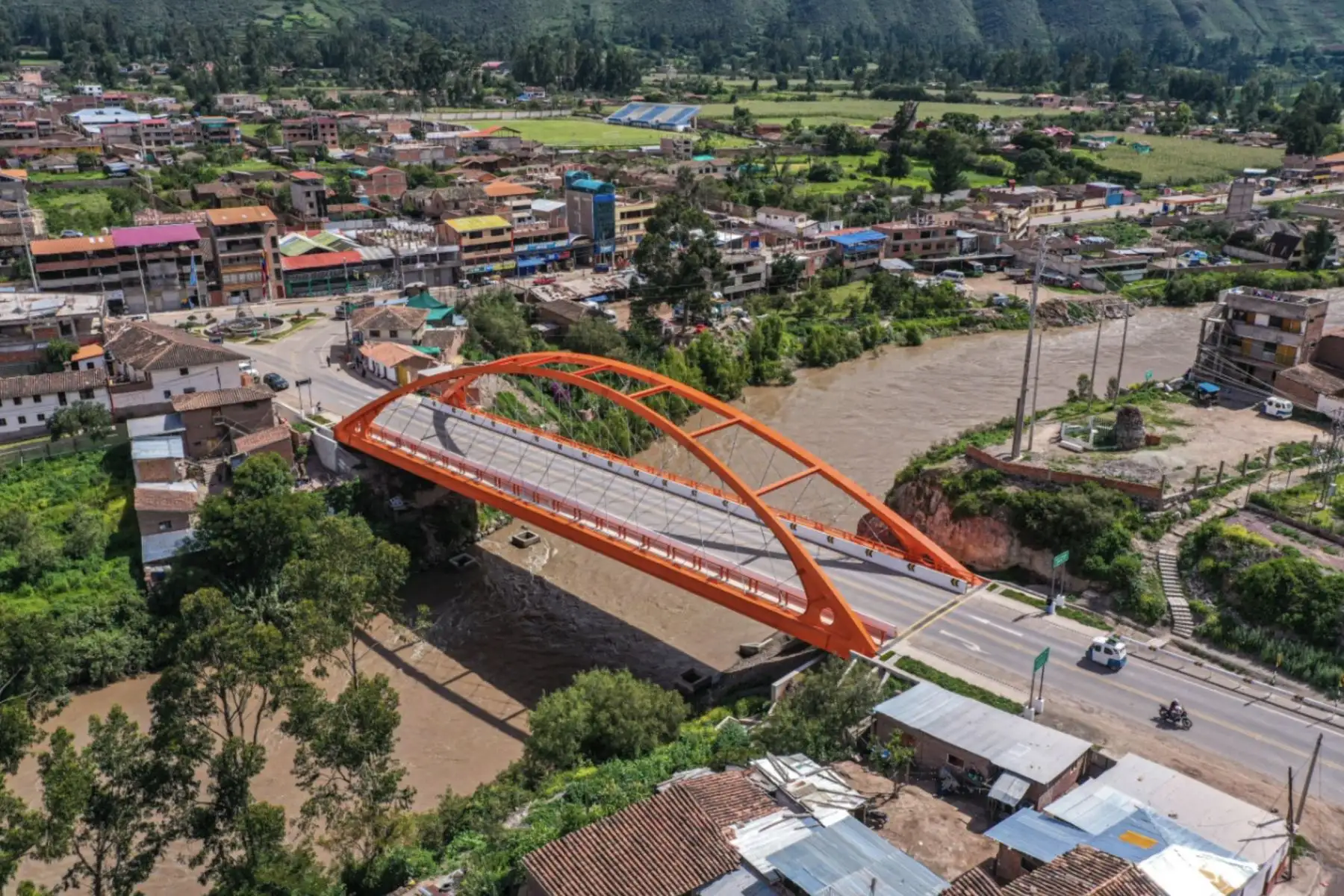 Presidente de la República, Martín Vizcarra, realiza la supervisión del funcionamiento del Puente Urubamba en Cusco. Foto: ANDINA/ Prensa Presidencia
