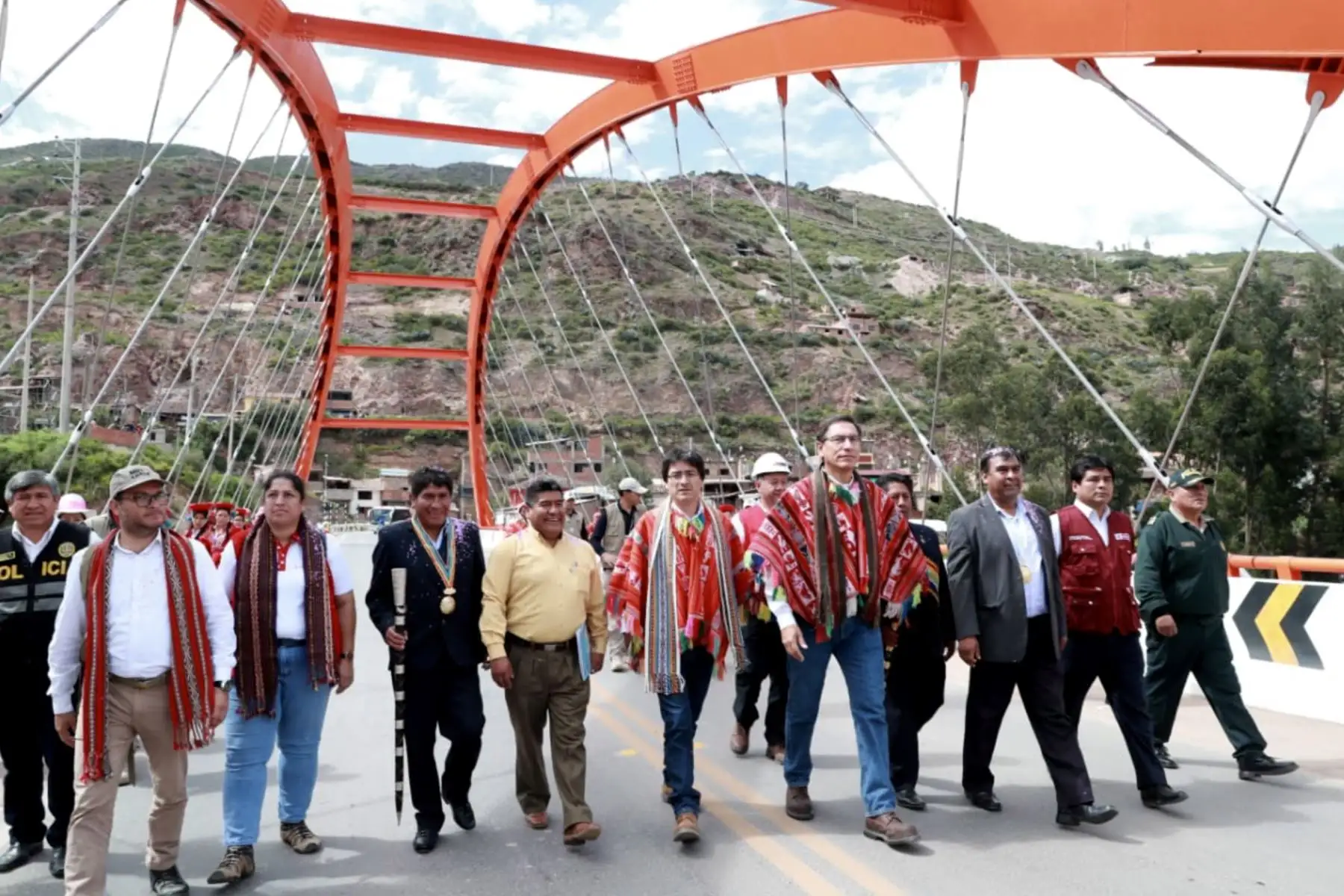 Presidente de la República, Martín Vizcarra, realiza la supervisión del funcionamiento del Puente Urubamba en Cusco. Foto: ANDINA/ Prensa Presidencia