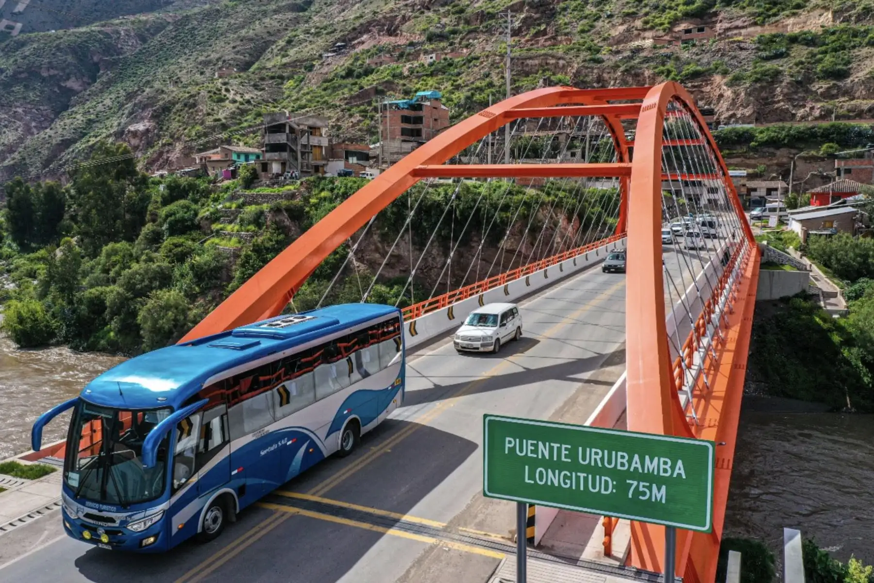 Presidente de la República, Martín Vizcarra, realiza la supervisión del funcionamiento del Puente Urubamba en Cusco. Foto: ANDINA/ Prensa Presidencia