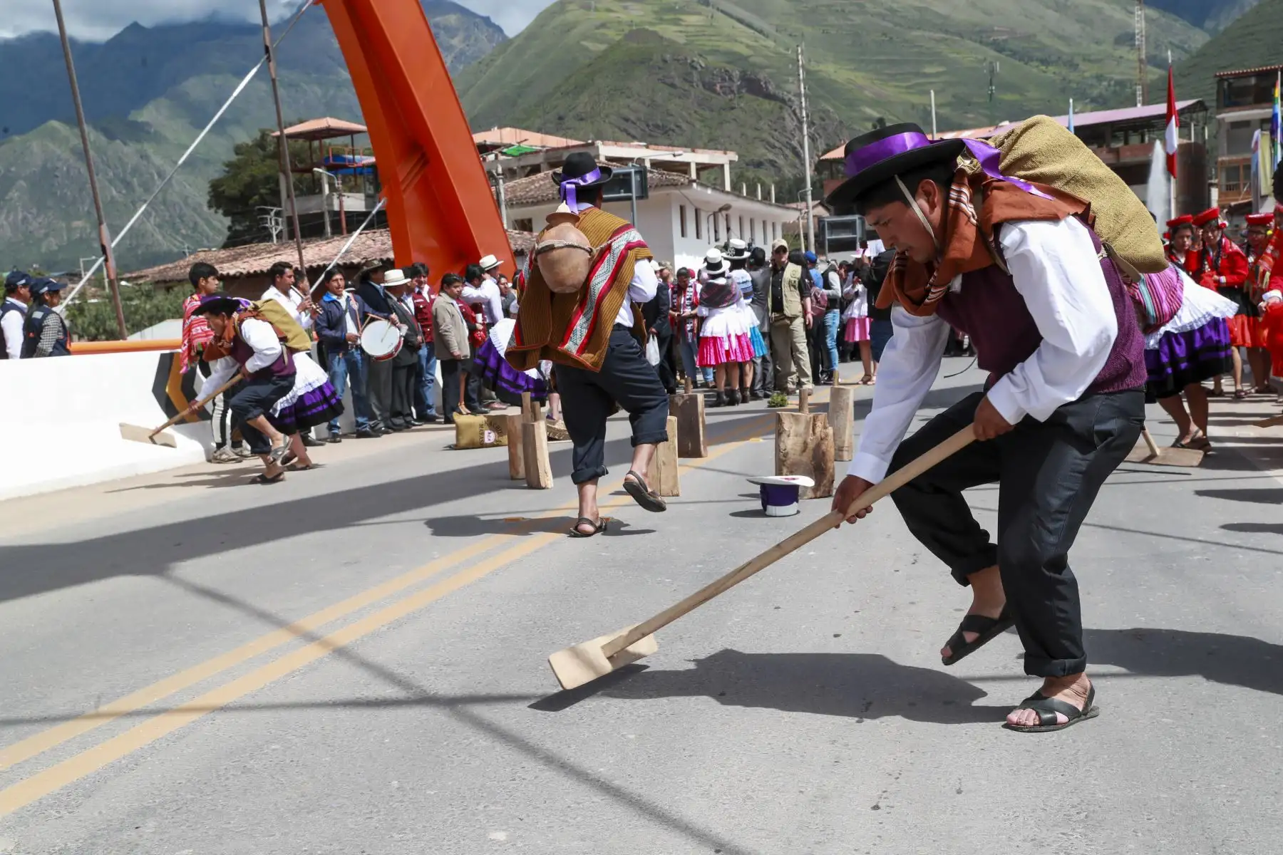 Presidente de la República, Martín Vizcarra, supervisa el funcionamiento del Puente Urubamba en Cusco. Foto: ANDINA/Prensa Presidencia