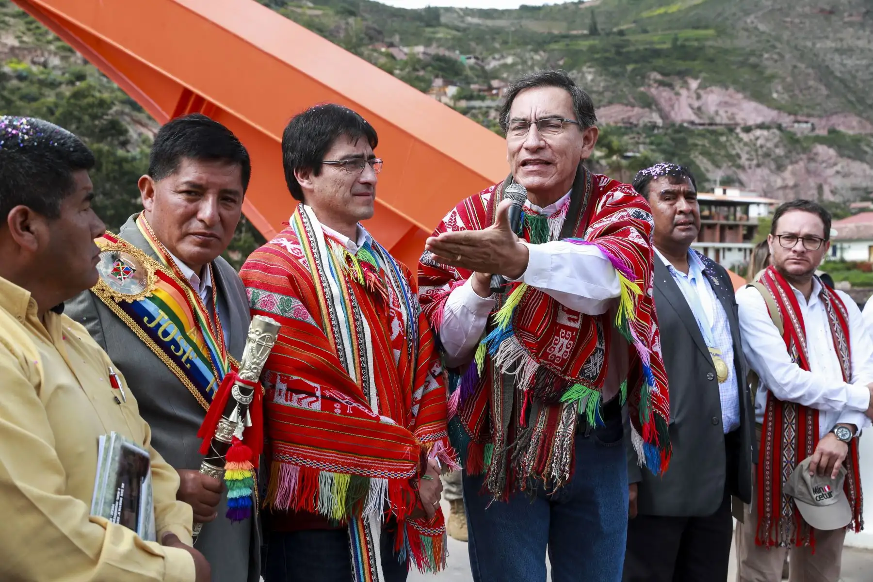 Presidente de la República, Martín Vizcarra, supervisa el funcionamiento del Puente Urubamba en Cusco. Foto: ANDINA/Prensa Presidencia