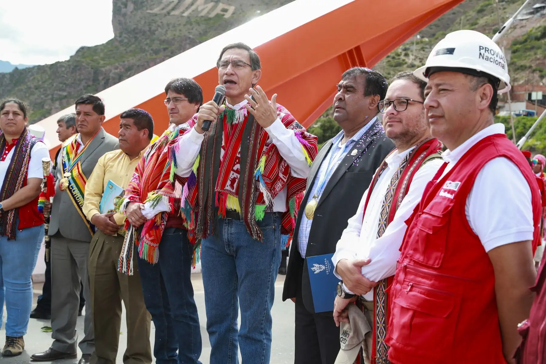 Presidente de la República, Martín Vizcarra, supervisa el funcionamiento del Puente Urubamba en Cusco. Foto: ANDINA/Prensa Presidencia