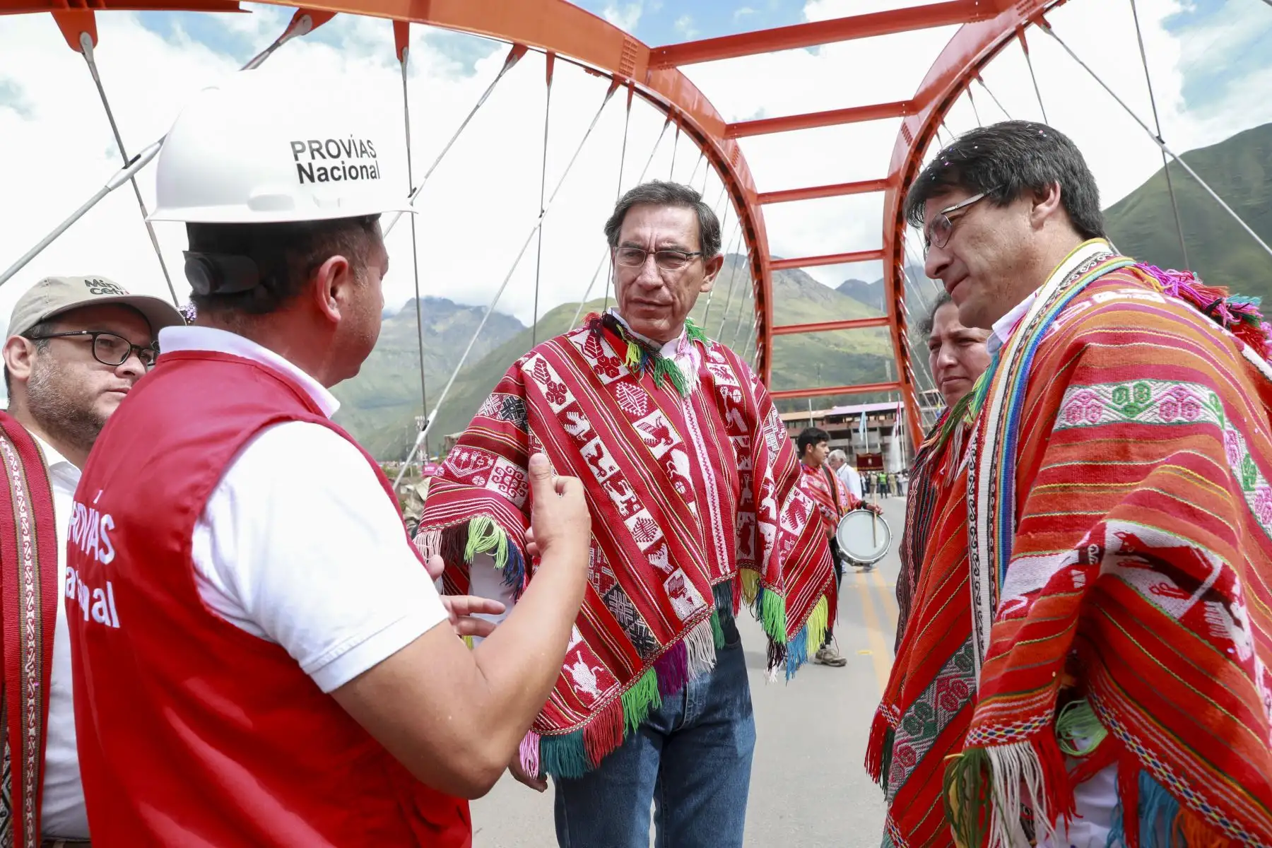 Presidente de la República, Martín Vizcarra, supervisa el funcionamiento del Puente Urubamba en Cusco. Foto: ANDINA/Prensa Presidencia