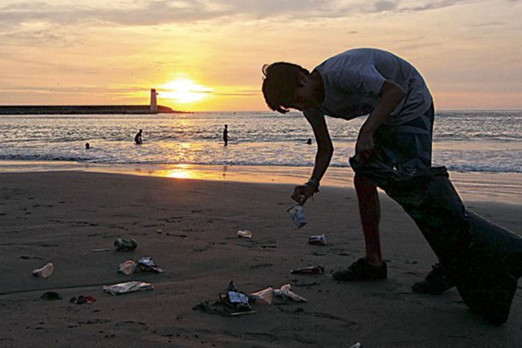 Municipalidades deben fiscalizar uso de bolsas de plástico de un solo uso en playas, recuerda el Ministerio del Ambiente. ANDINA/Difusión
