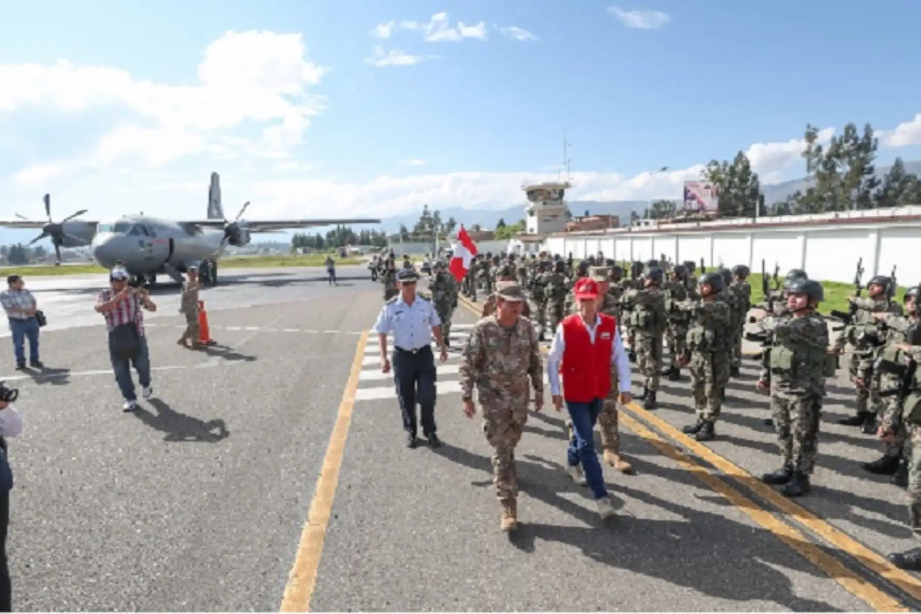 Ministro de Defensa, Walter Martos, se reúne con gobernador regional y alcaldes provinciales y distritales.