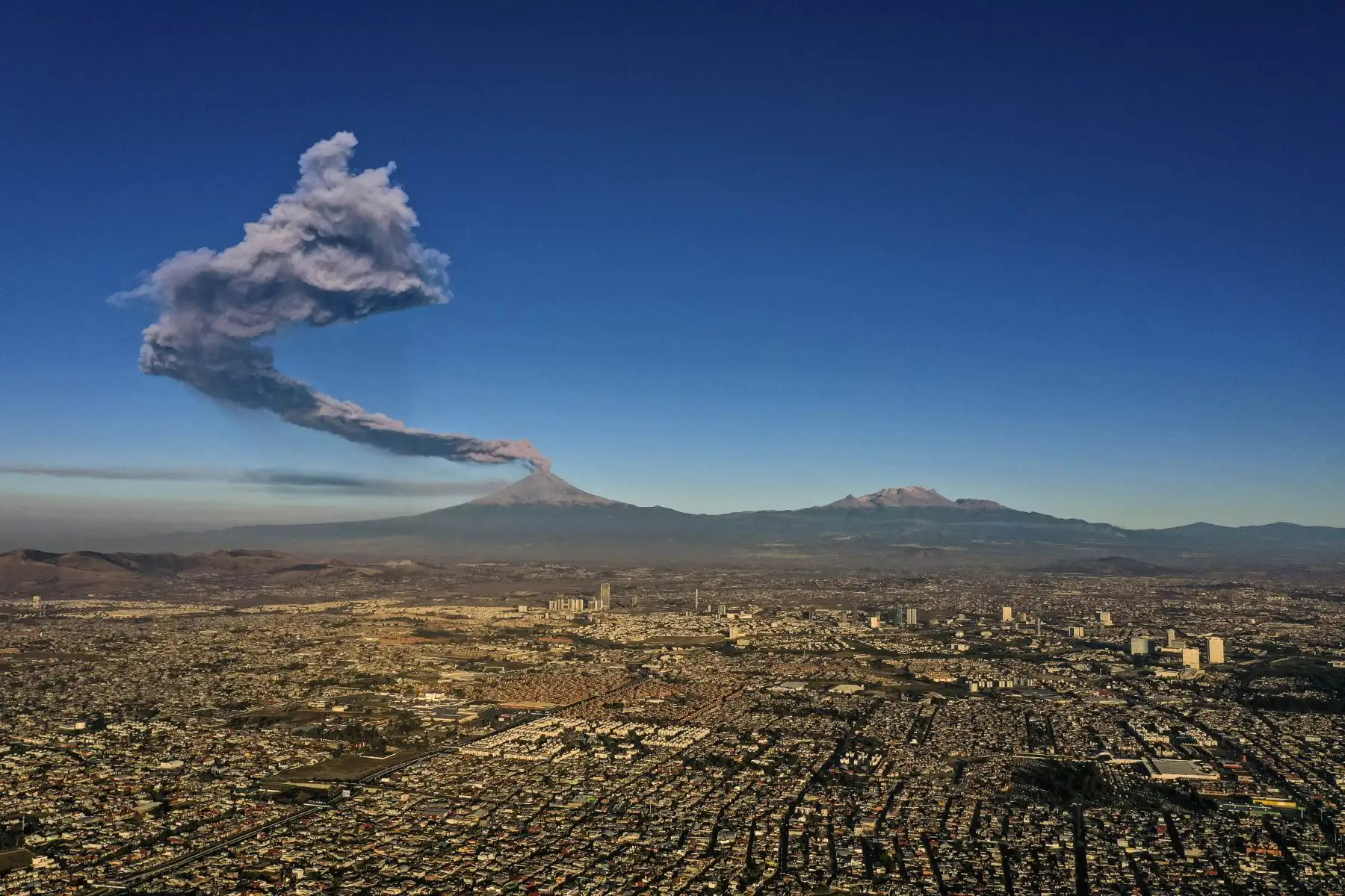 El Volcán Popocatepetl arroja cenizas y humo desde Puebla, centro de México. Foto: AFP
