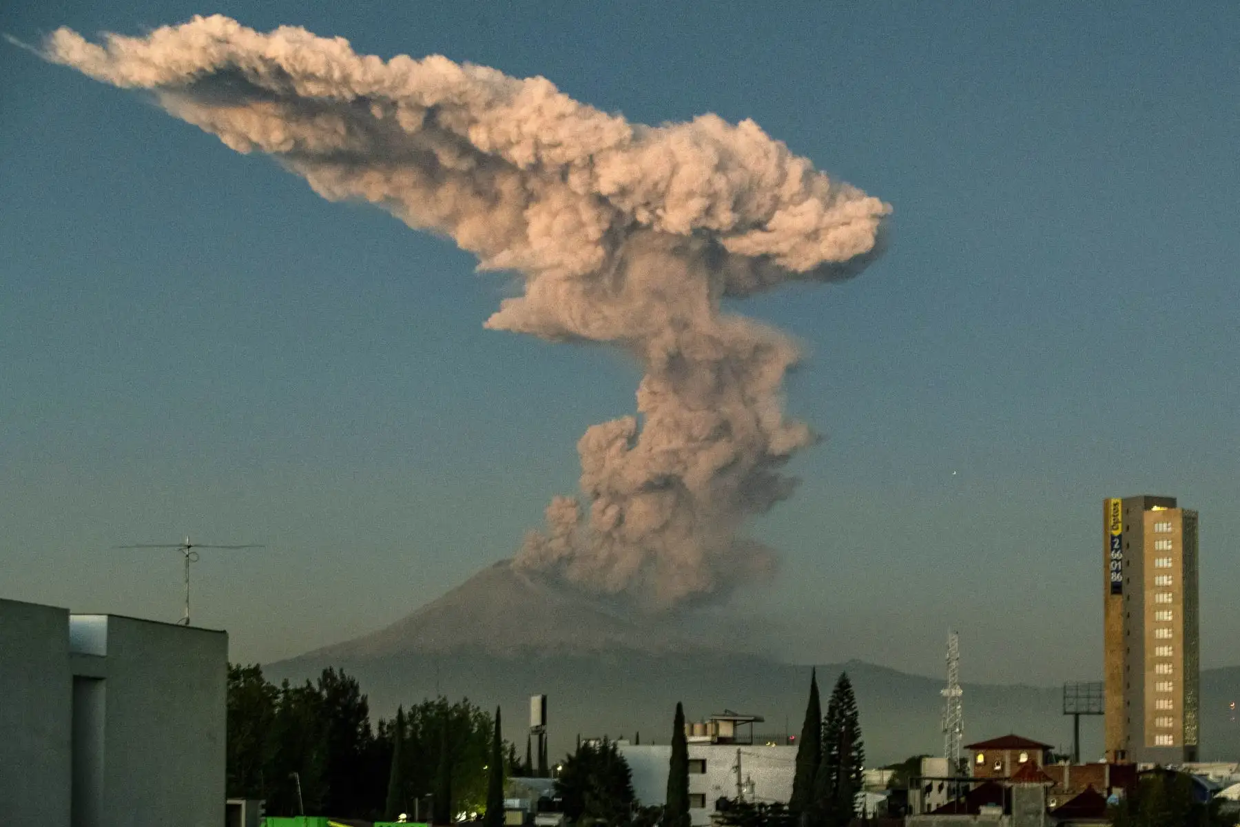 El Volcán Popocatepetl arroja cenizas y humo desde Puebla, centro de México. Foto: AFP