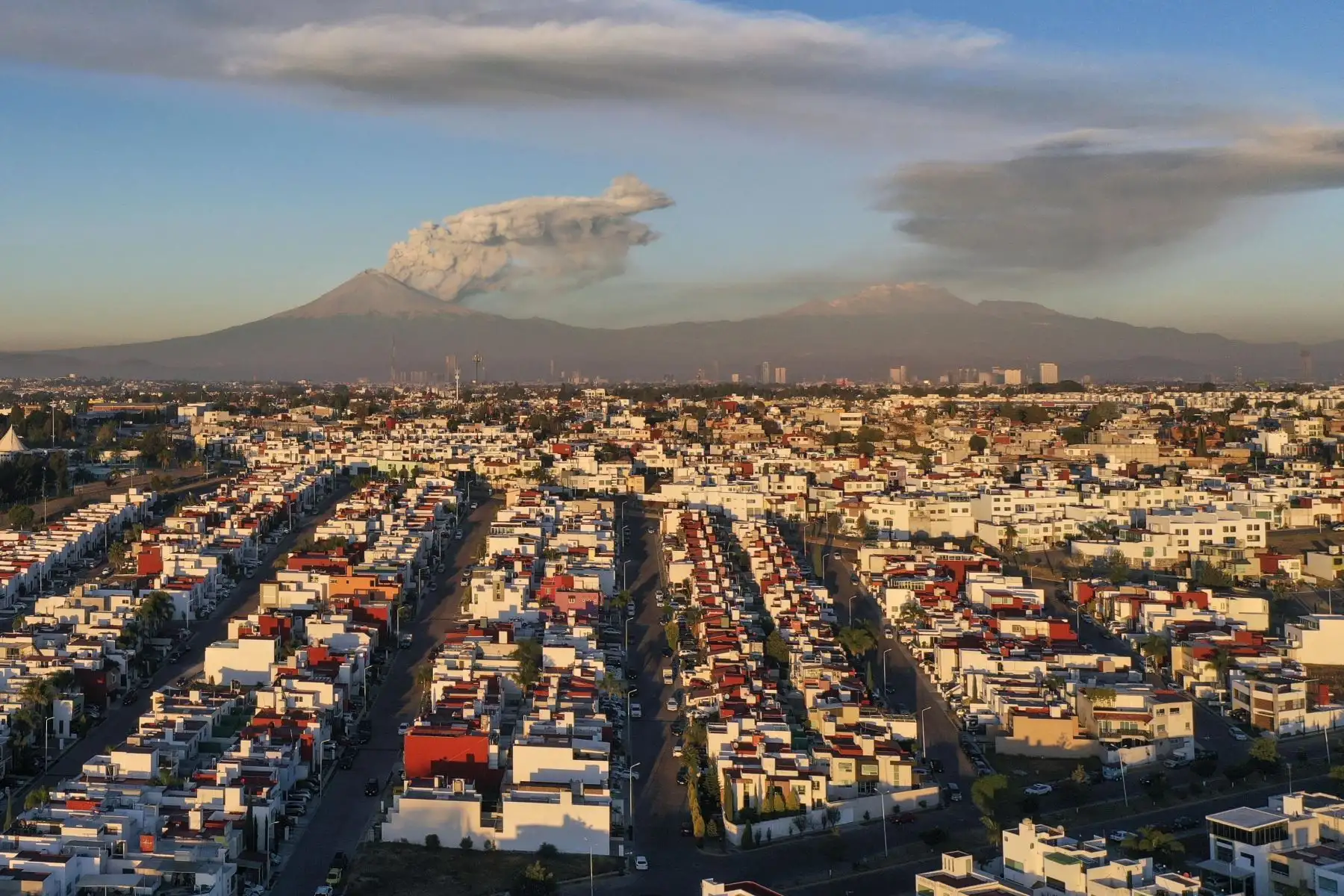 El Volcán Popocatepetl arroja cenizas y humo desde Puebla, centro de México. Foto: AFP