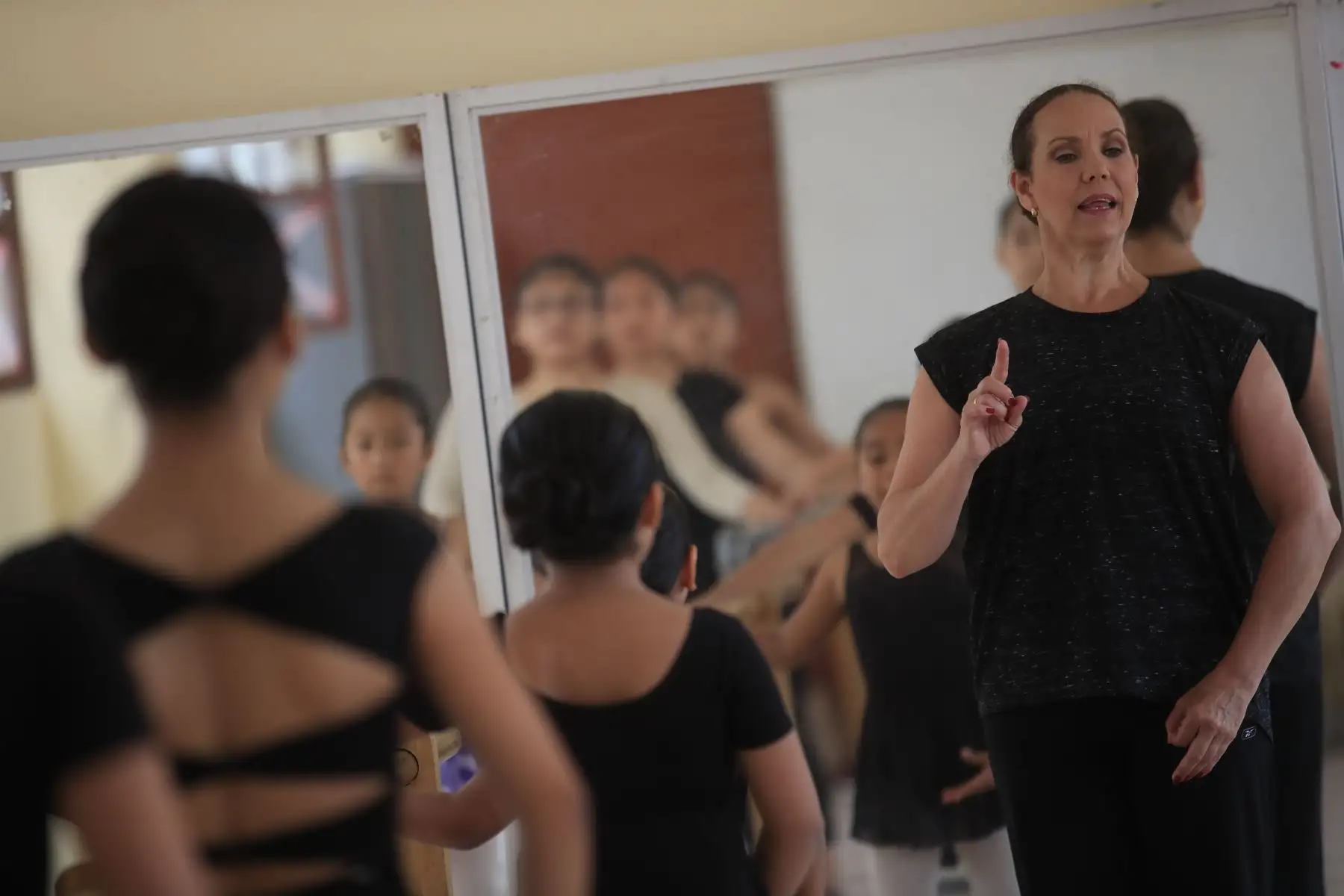 María del Carmen Silva, exbailarina de ballet que imparte clases gratuitas a niñas de bajos recursos en Chorrillos, Perú


Foto: Andina/Juan Carlos Guzmán Negrini