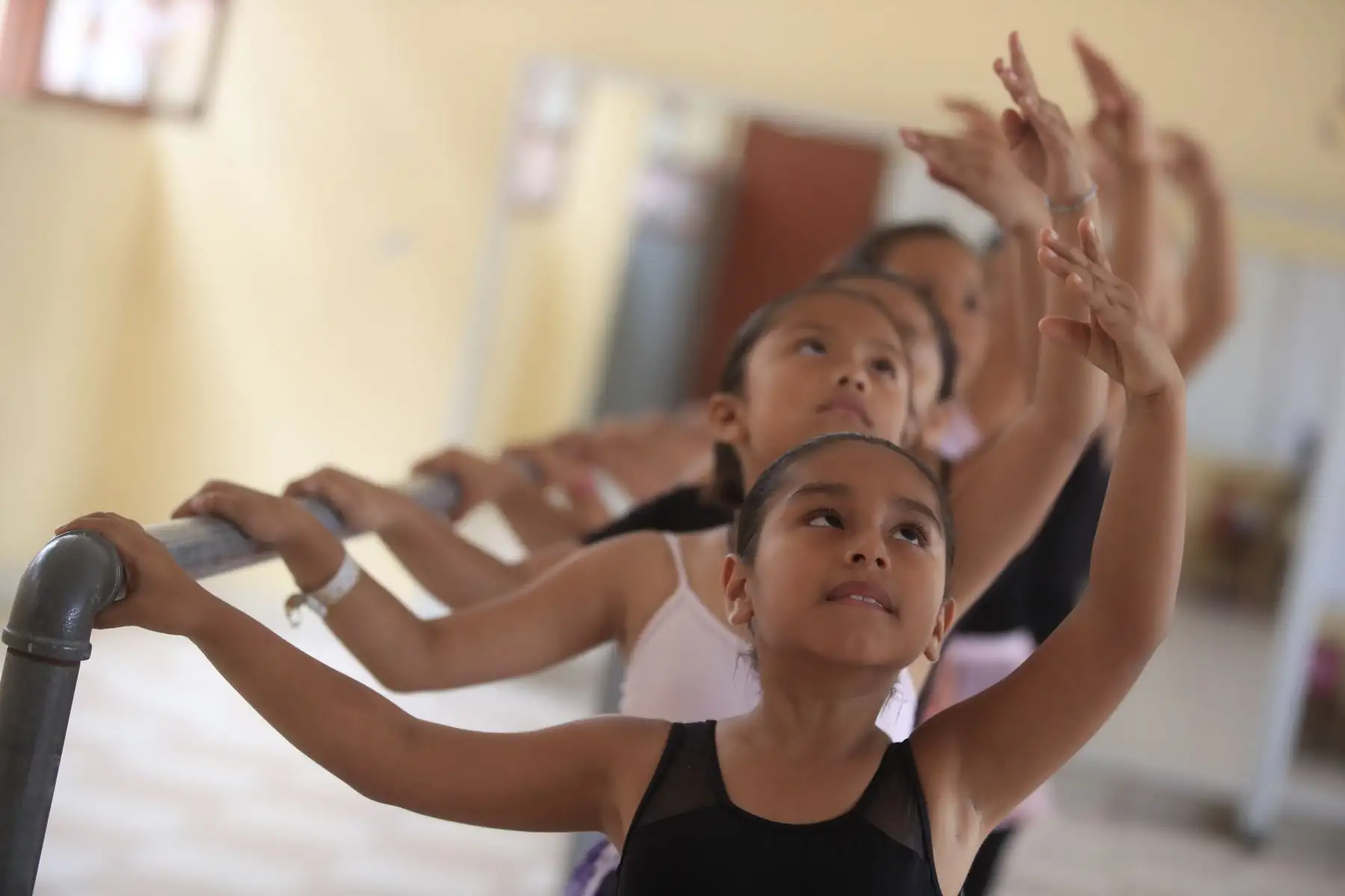 Niñas de bajos recursos aprenden gratuitamente el arte del ballet  en Chorrillos.


Foto: Andina/Juan Carlos Guzmán Negrini