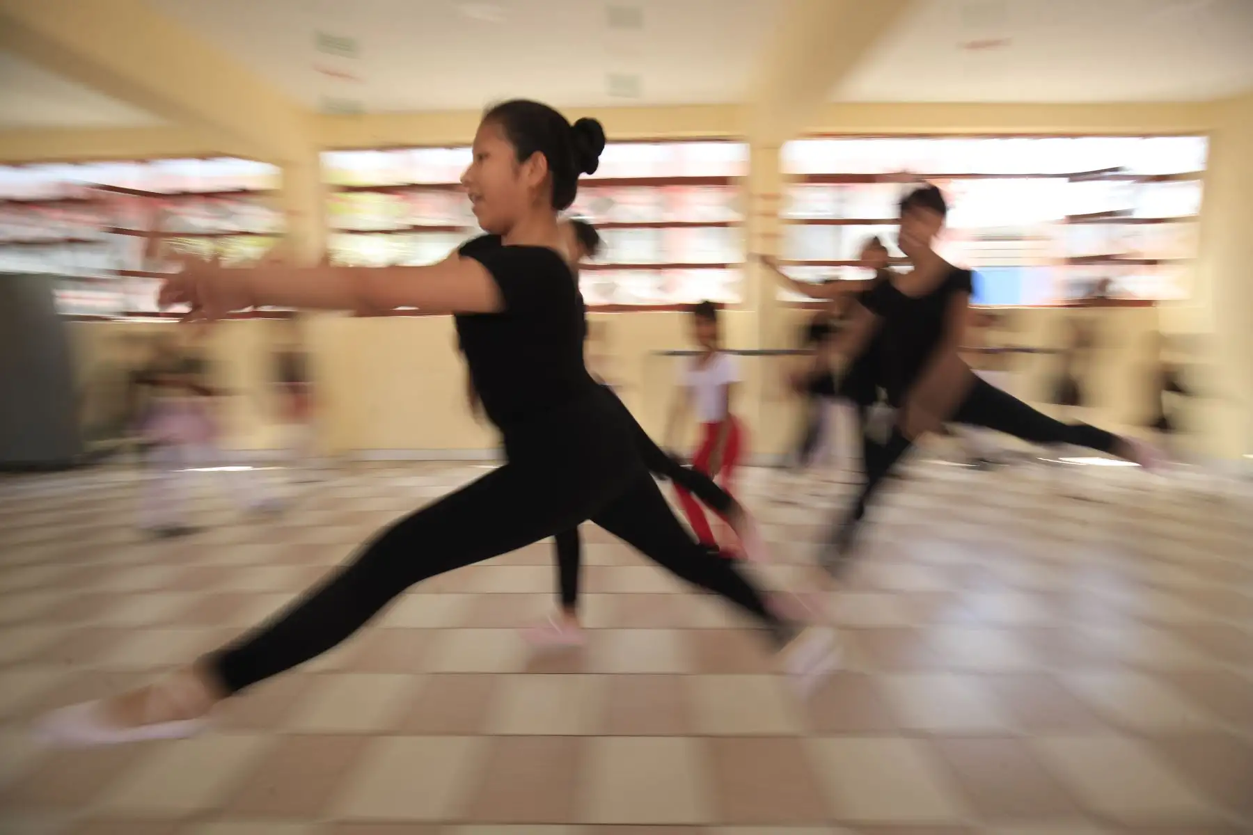 Niñas de bajos recursos aprenden gratuitamente el arte del ballet  en Chorrillos.


Foto: Andina/Juan Carlos Guzmán Negrini