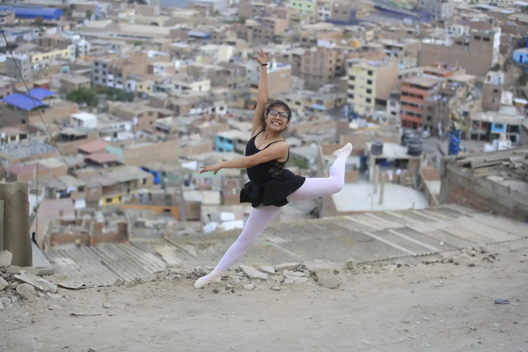 Nicol Chávez, niña bailarina de ballet alumna de María del Carmen Silva, ganadora de multiples premios por su performance y que hace menos de un año estuvo al borde de la muerte producto de una leucemia que sin embargo pudo superar.


Foto: Andina/Juan Carlos Guzmán Negrini