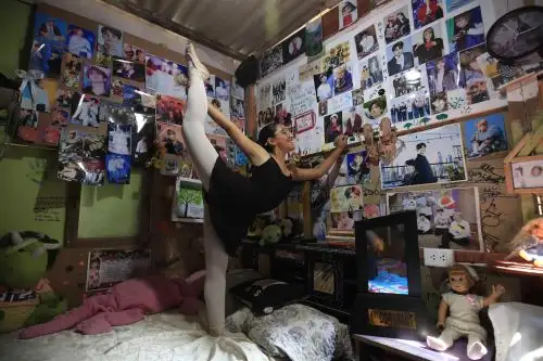 Niñas de bajos recursos, como Nicol Chávez, aprenden gratuitamente el arte del ballet  en Chorrillos. En el 2022, el ministerio destinará 793.500 dólares para el fomento de las artes escénicas, artes visuales y la música. Foto: Juan Carlos Guzmán