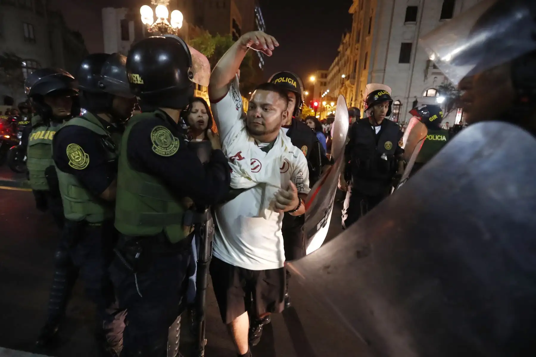 Como se recuerda, los hinchas de Universitario protagonizaron la explosión de bombardas en distintos puntos de la capital debido al 96 aniversario del club merengue. ANDINA/Renato Pajuelo