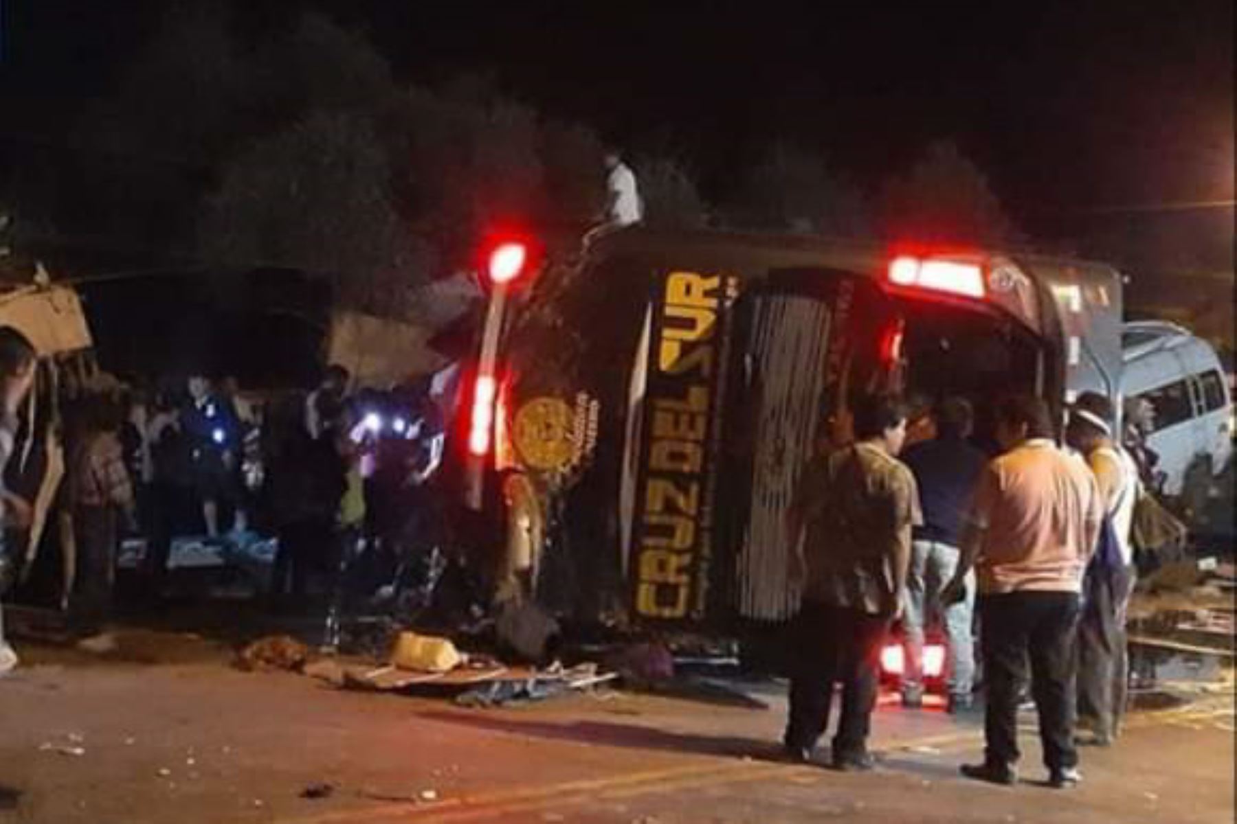 Juez ordenó 9 meses de prisión preventiva para chofer de bus de Cruz del Sur por trágico accidente en Arequipa que causó la muerte de 16 personas. Foto: Arequipa Play/Twitter