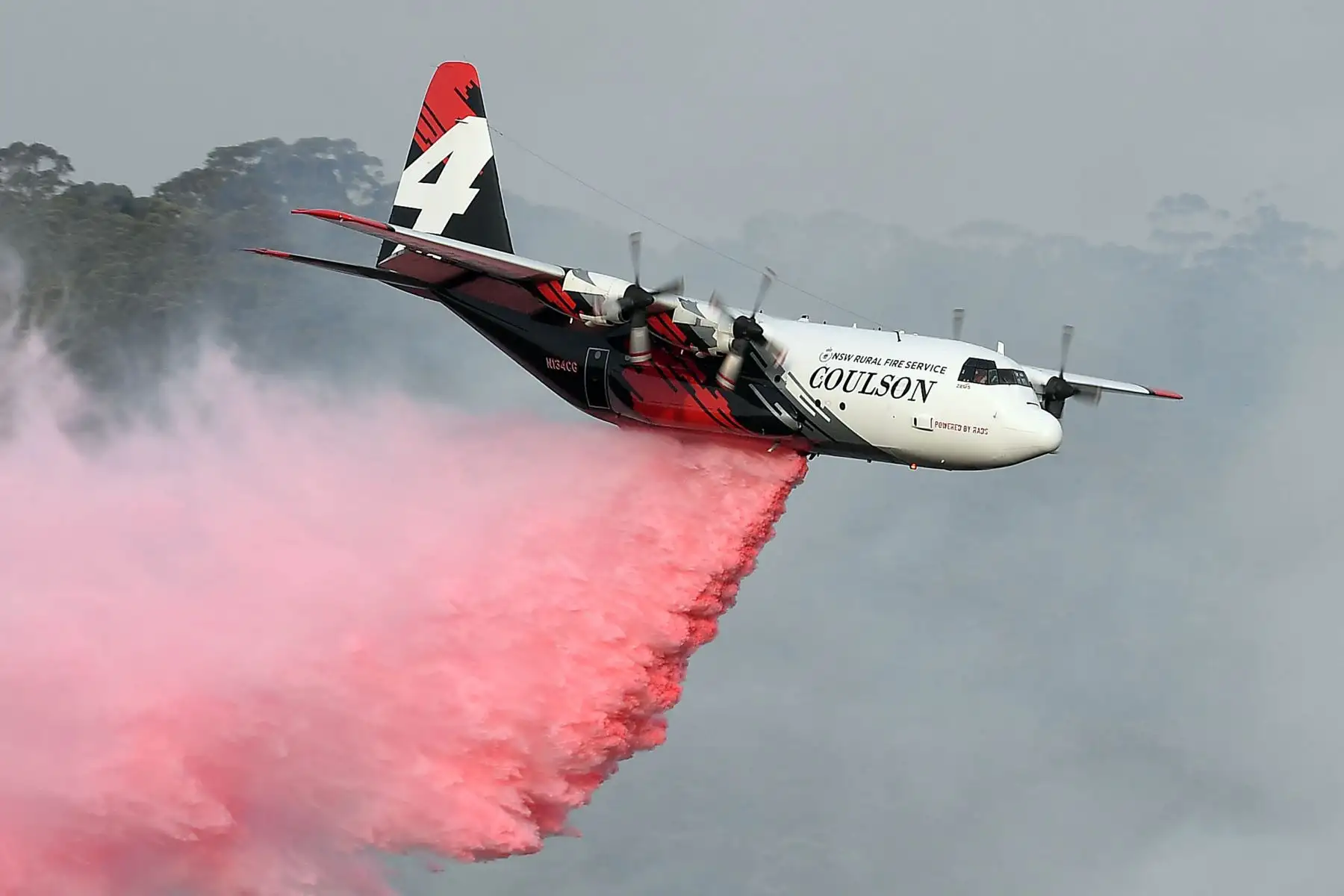 Un avión arroja retardante de fuego para apagar los incendios forestales en Penrose, en el estado de Nueva Gales del Sur de Australia. Foto: AFP