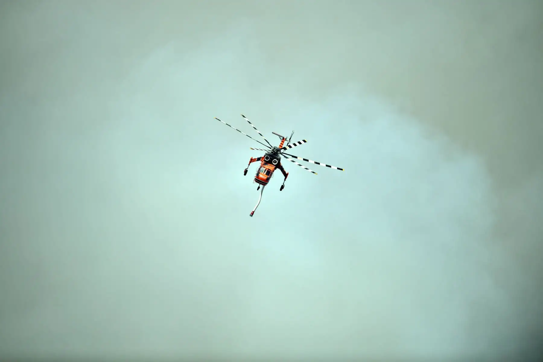 Un helicóptero vuela para sofocar los incendios forestales en Penrose, en el estado de Nueva Gales del Sur de Australia. Foto: AFP